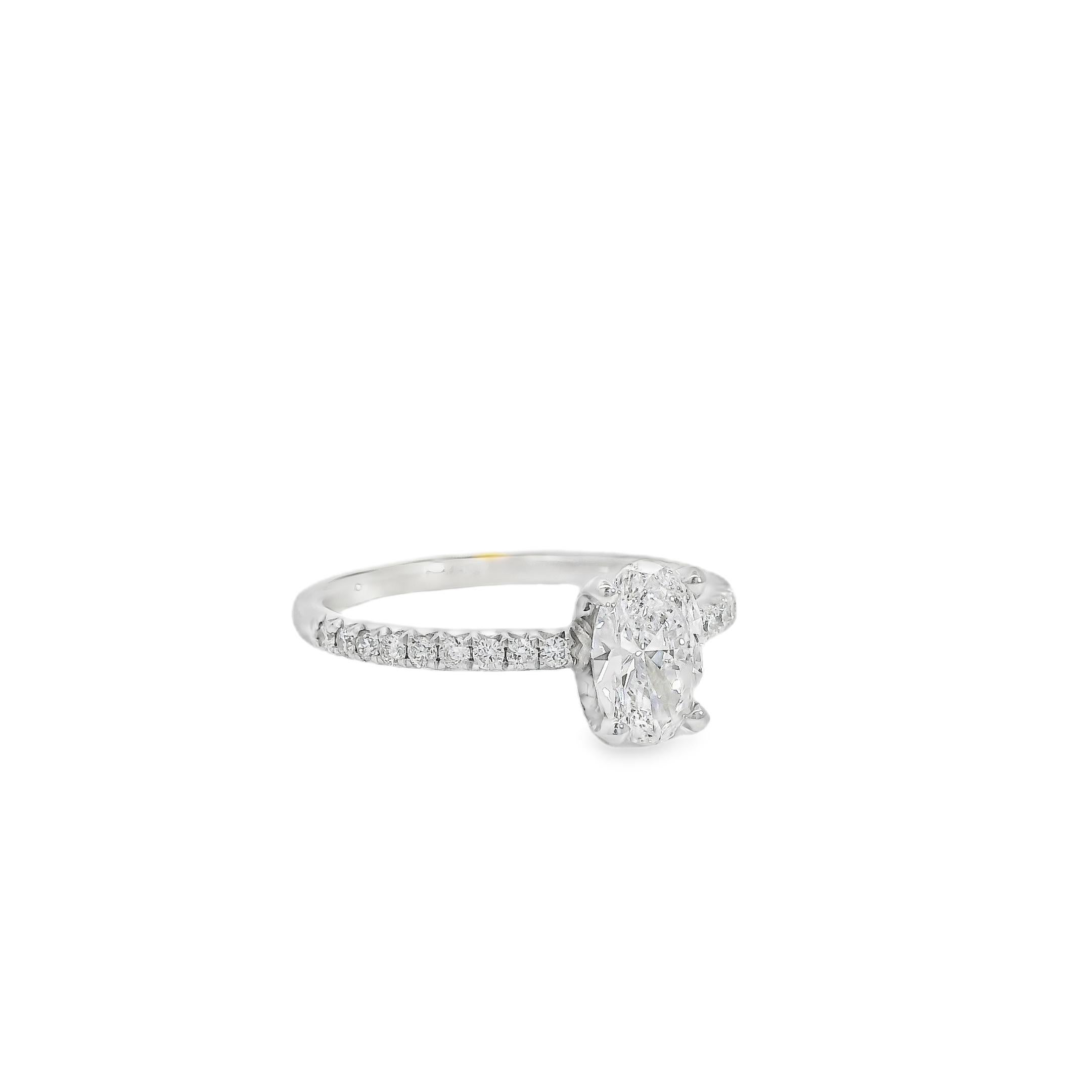 Bague de fiançailles en or blanc 18k certifiée GIA 0,74ct diamant taille ovale en vente 14