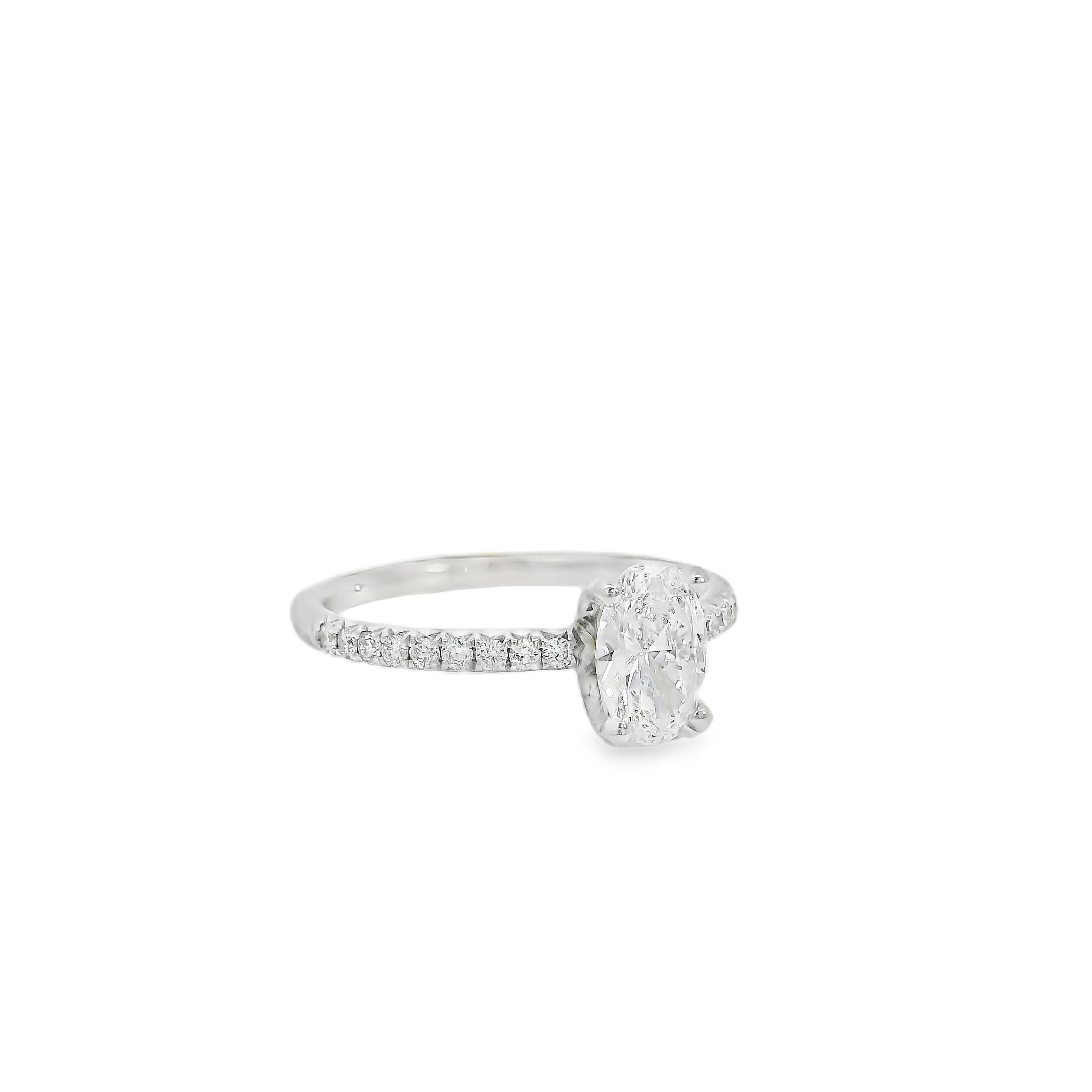 Bague de fiançailles en or blanc 18k certifiée GIA 0,74ct diamant taille ovale en vente 15