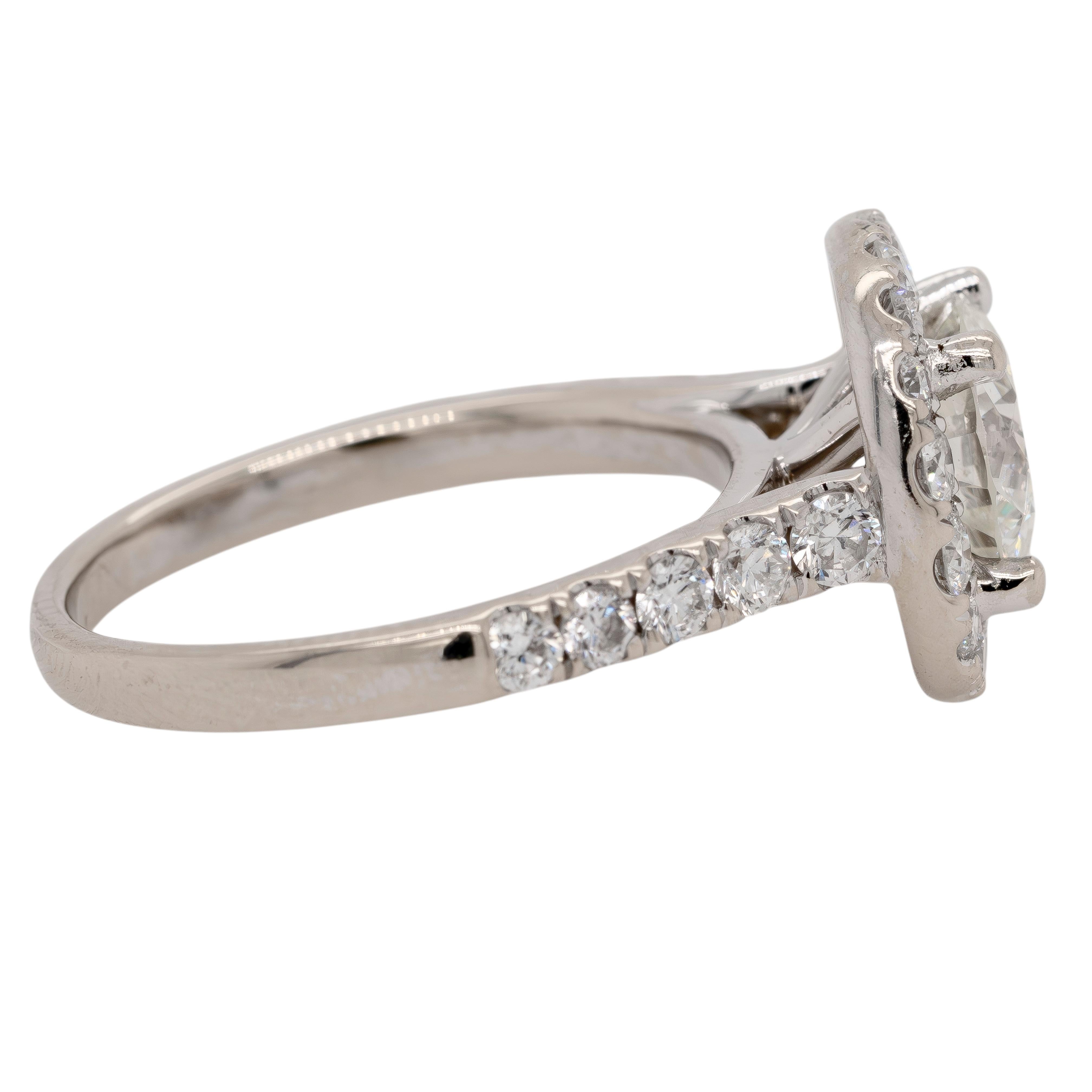 Questo squisito anello con diamante in oro bianco 18 carati mostra un'eleganza senza tempo e una maestria superiore. Il cuore è costituito da un diamante tondo brillante naturale di 1,27 carati, con un bellissimo colore K e un'eccezionale purezza