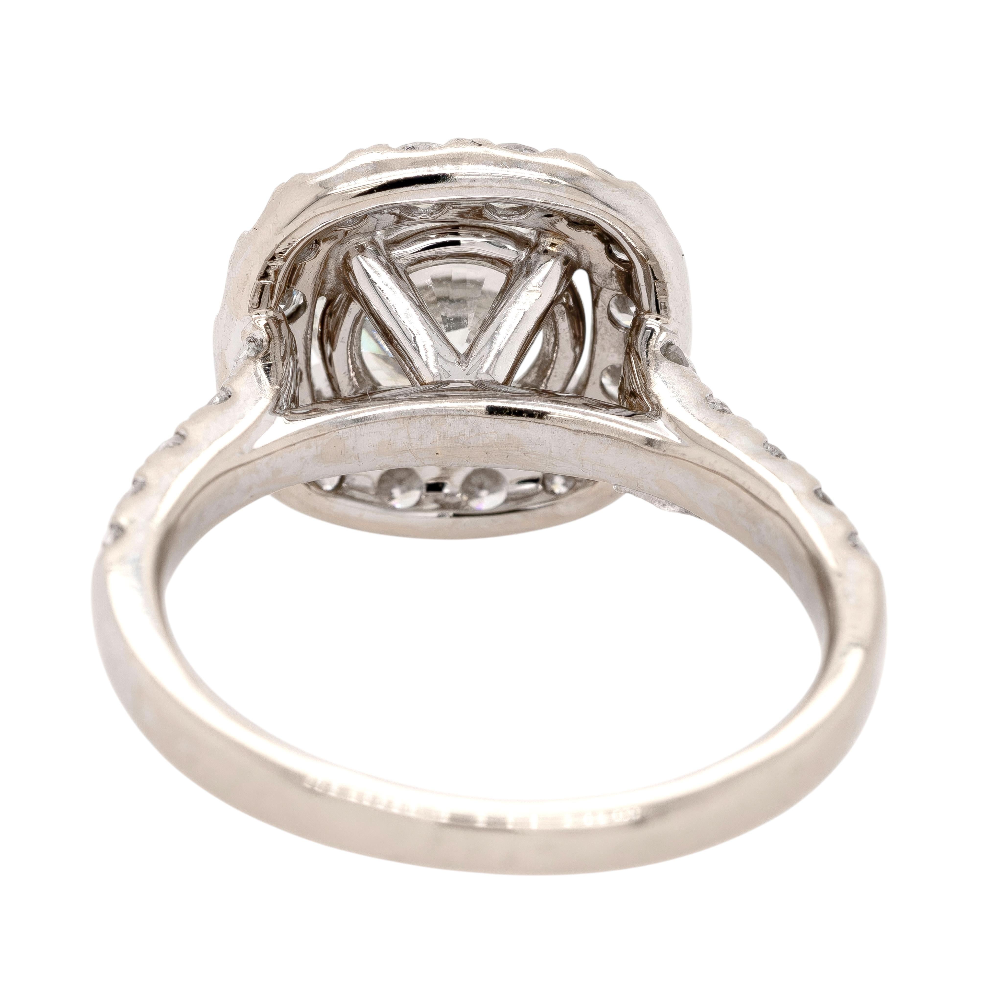 Taglio rotondo Anello aureolato con diamanti tondi e brillanti in oro bianco 18k certificato GIA 1,27ct K VVS1 in vendita