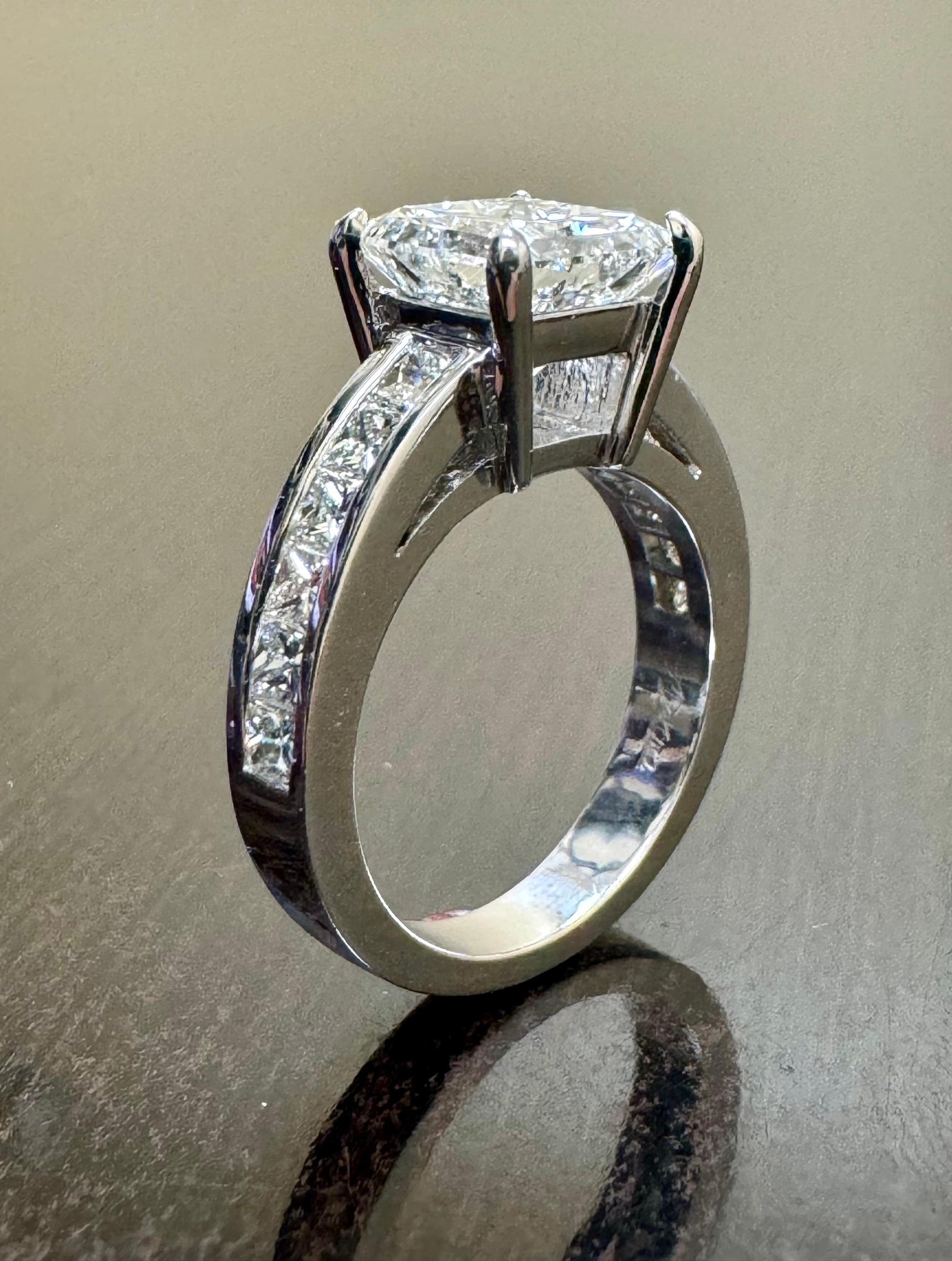 Bague de fiançailles en or blanc 18 carats certifiée GIA 4.17 G couleur Diamant taille princesse en vente 7