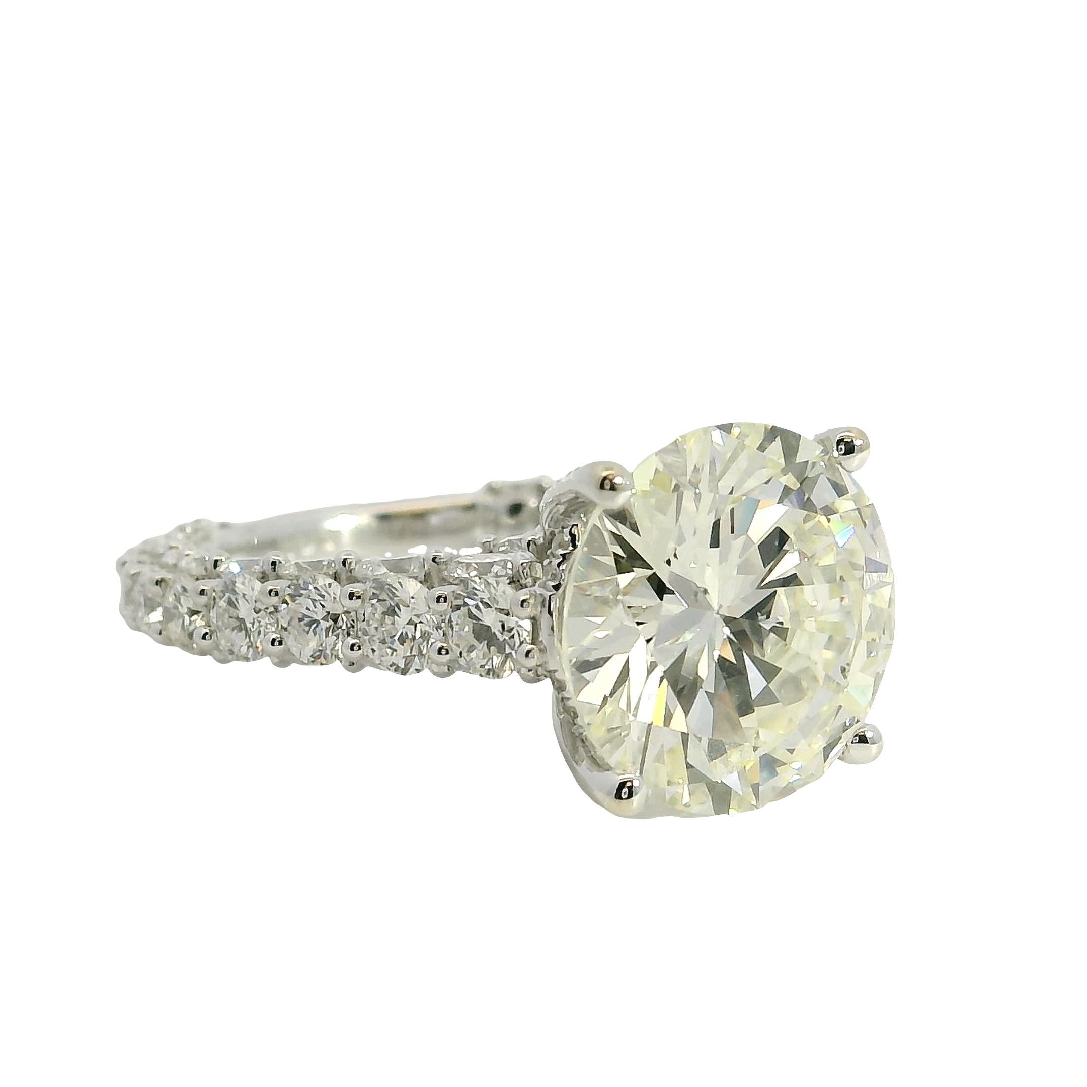 Anillo de compromiso de oro blanco de 18 quilates con diamante de talla redonda certificado por el GIA de 5,07 ctw en venta 7
