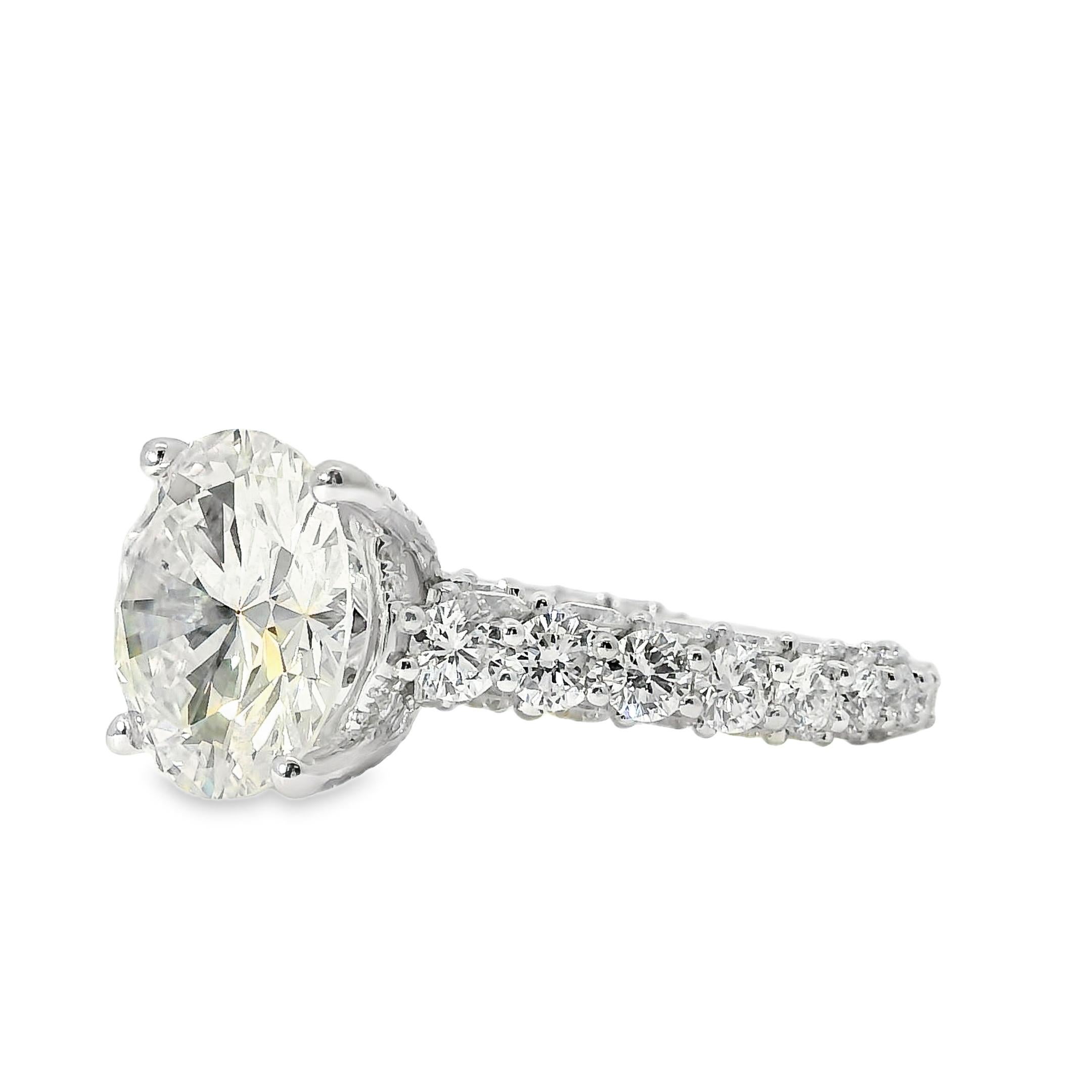 Anillo de compromiso de oro blanco de 18 quilates con diamante de talla redonda certificado por el GIA de 5,07 ctw Corte redondo en venta