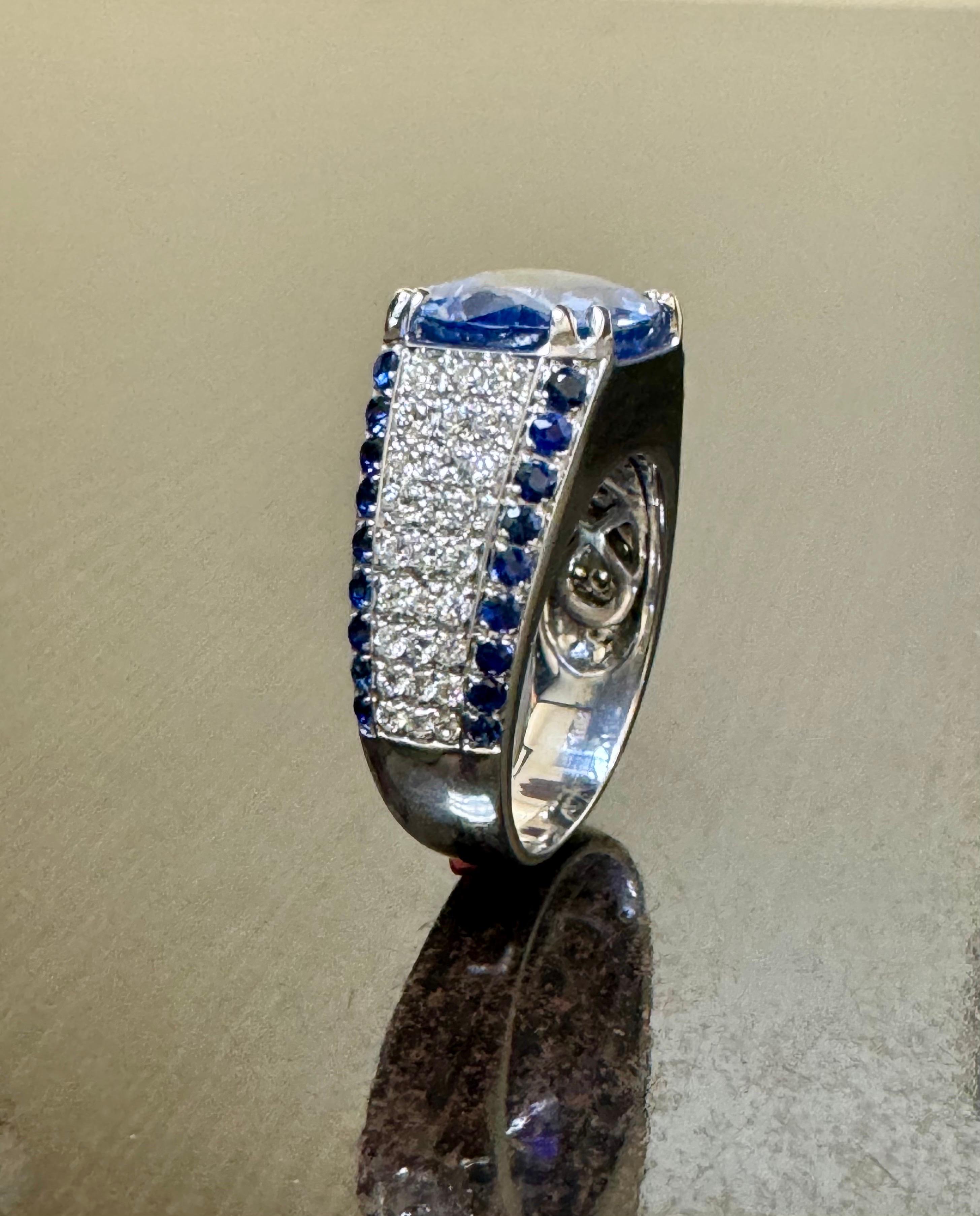 Bague Est-Ouest en or blanc 18 carats certifiée GIA, saphir bleu de 7,31 carats, sans chaleur en vente 4