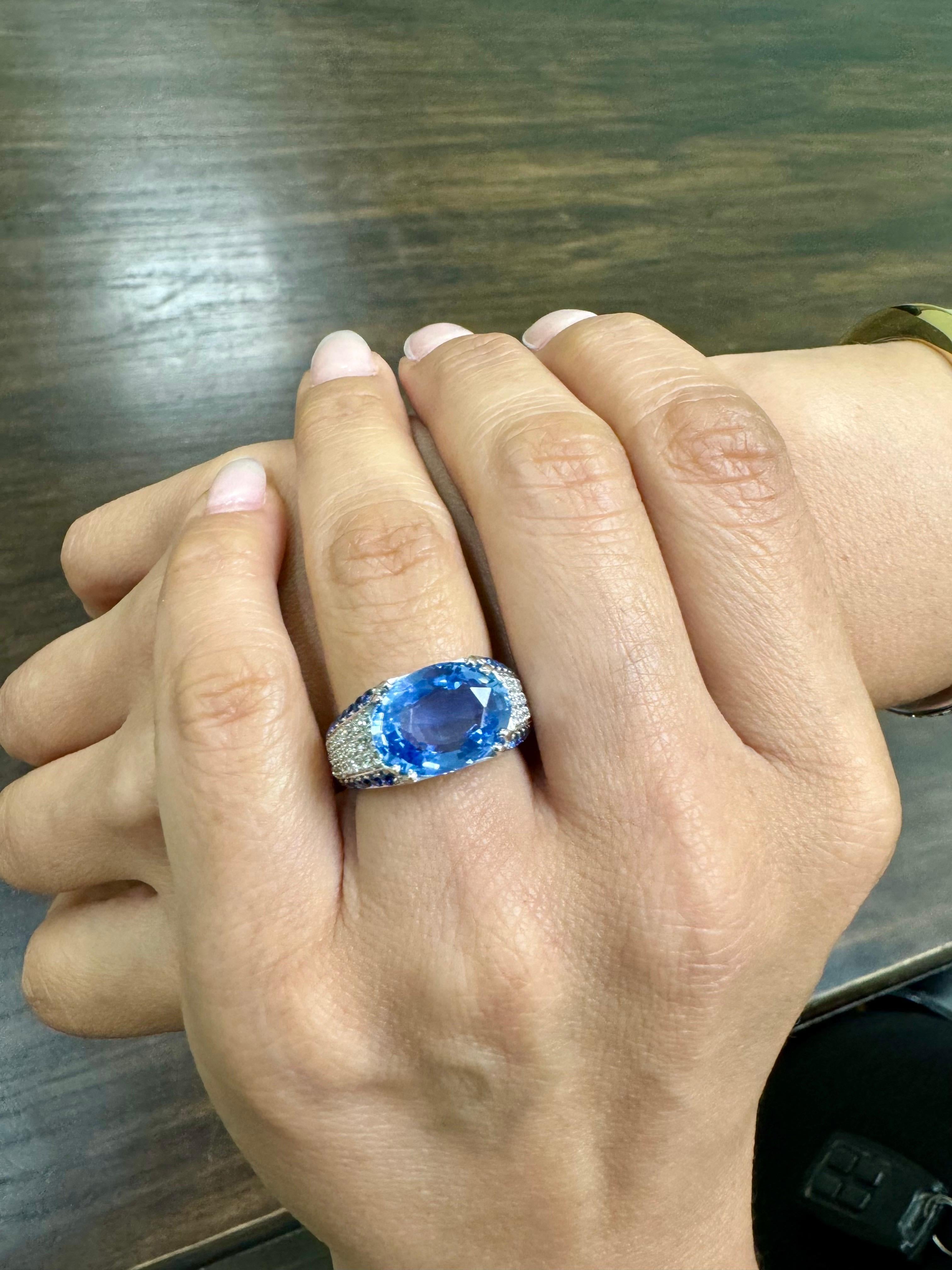 Bague Est-Ouest en or blanc 18 carats certifiée GIA, saphir bleu de 7,31 carats, sans chaleur en vente 5