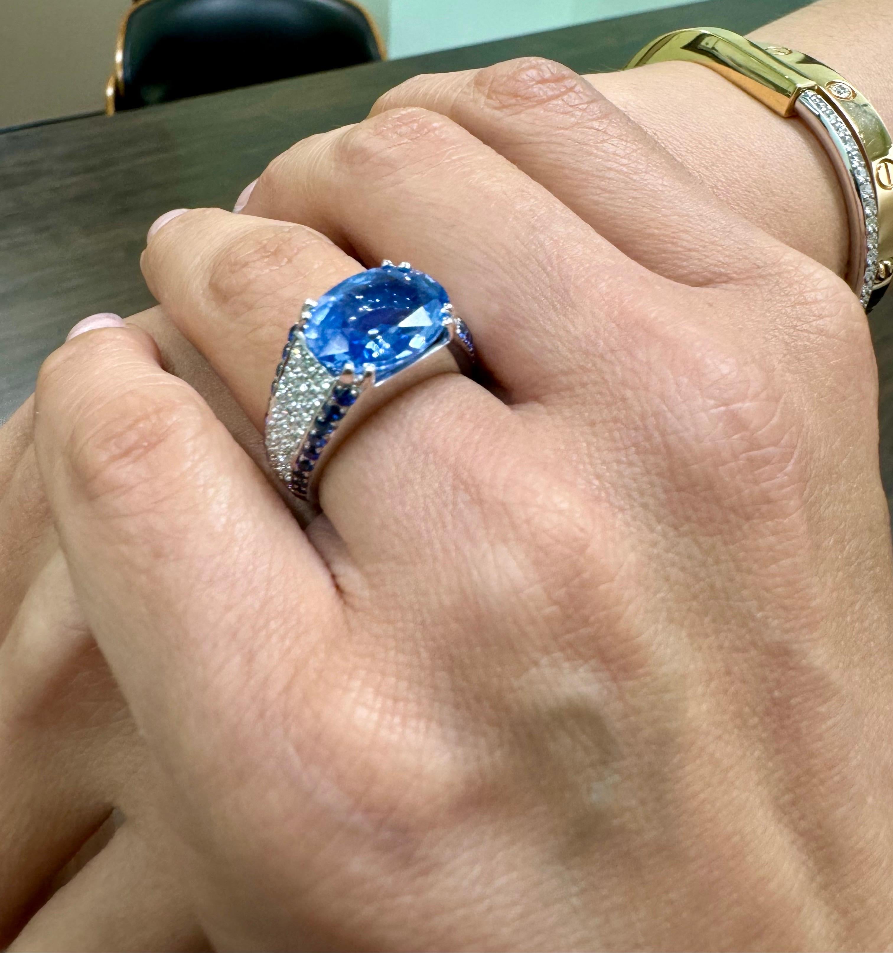 Bague Est-Ouest en or blanc 18 carats certifiée GIA, saphir bleu de 7,31 carats, sans chaleur en vente 6