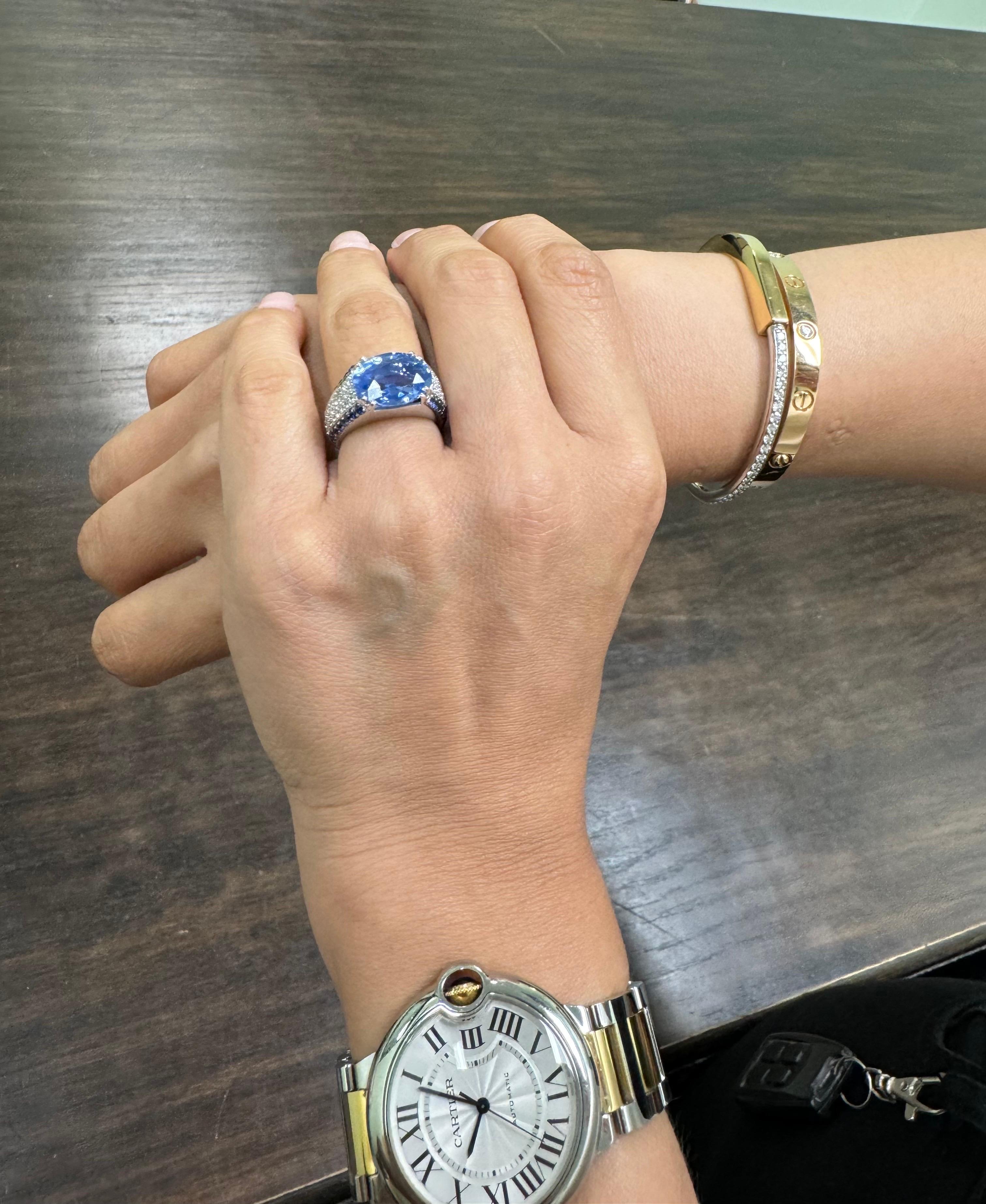 Bague Est-Ouest en or blanc 18 carats certifiée GIA, saphir bleu de 7,31 carats, sans chaleur en vente 7