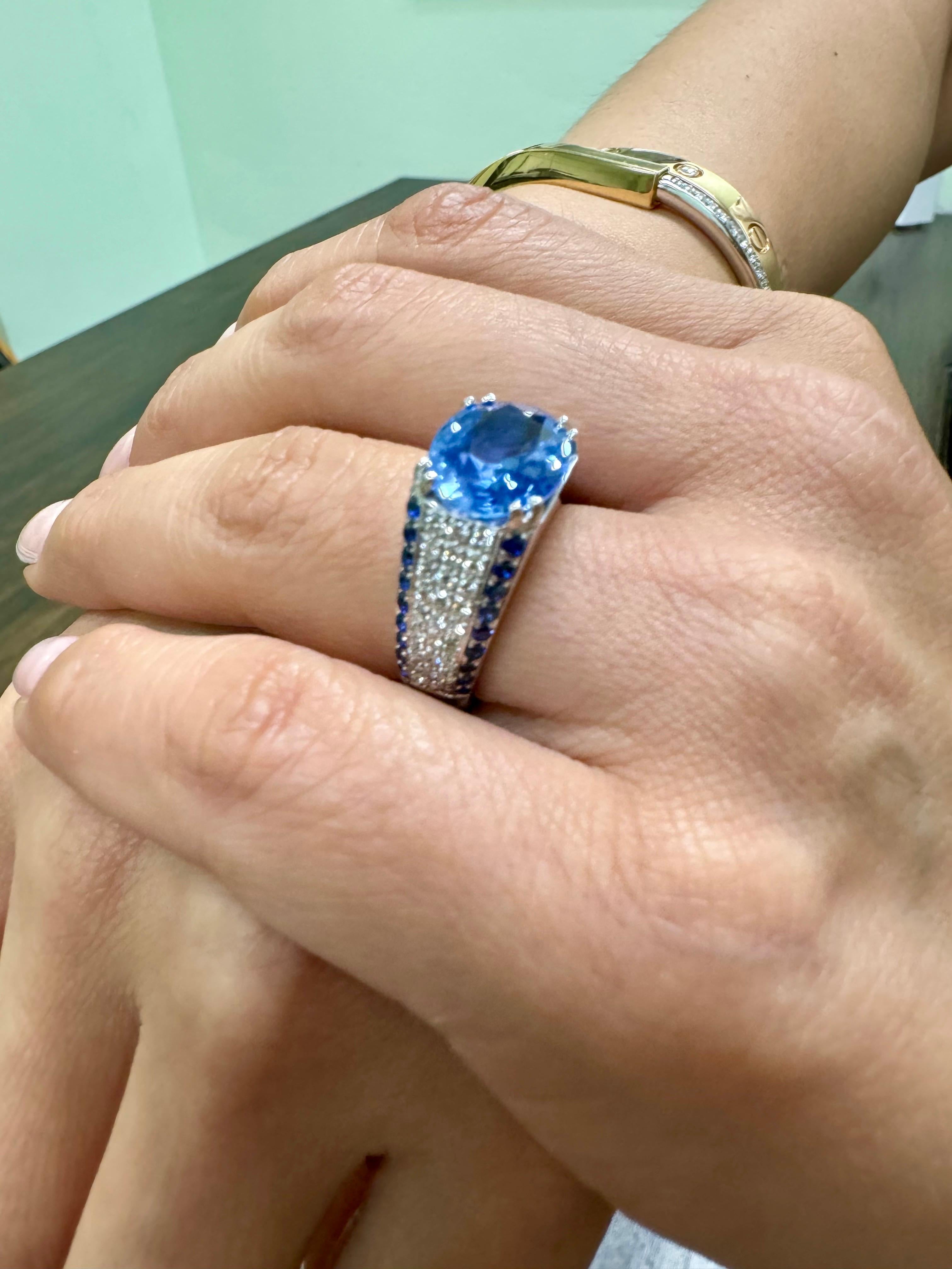 Bague Est-Ouest en or blanc 18 carats certifiée GIA, saphir bleu de 7,31 carats, sans chaleur en vente 8