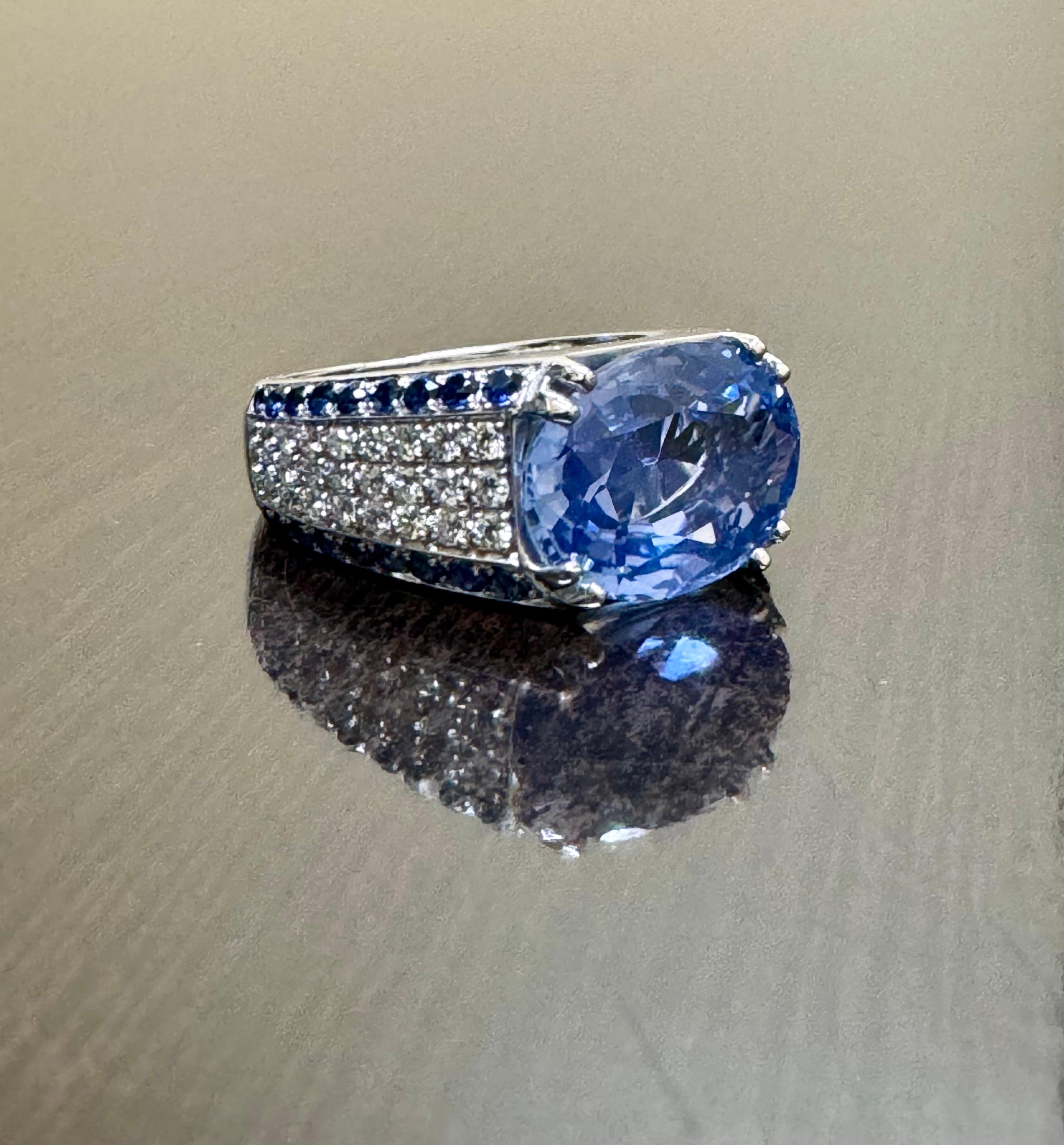 Collection Design/One Design 

Métal- Or blanc 18K, .750. 

Pierres - Saphir bleu ovale certifié GIA Sri Lanka sans chaleur 7,31 carats, 54 diamants ronds F-G couleur VS1-VS2 clarté 0,70 carats, 36 saphirs bleus ronds 1,00 carats.

Numéro de rapport