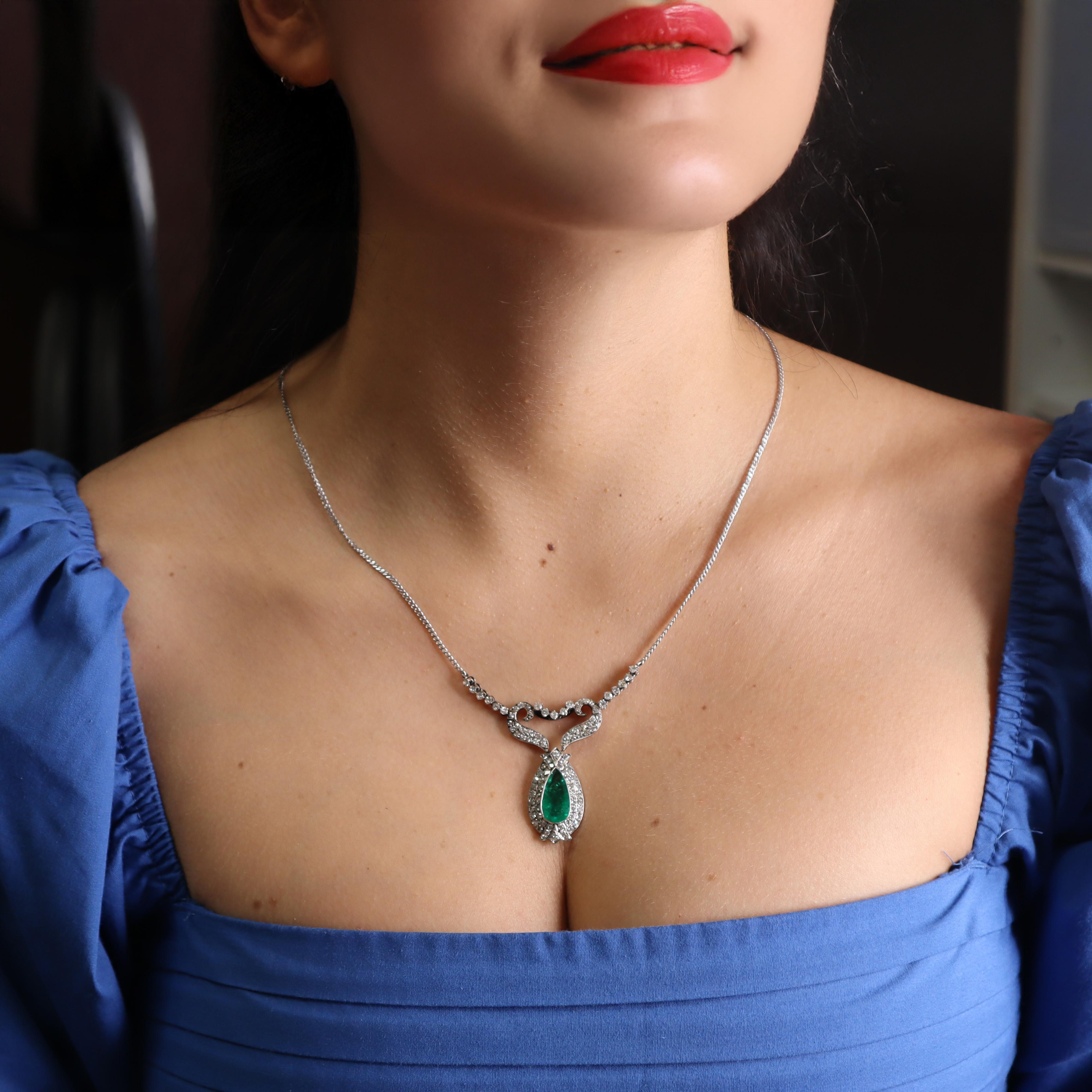 18K White Gold GIA Certified Colombian Emerald & Diamond Necklace For Sale 2