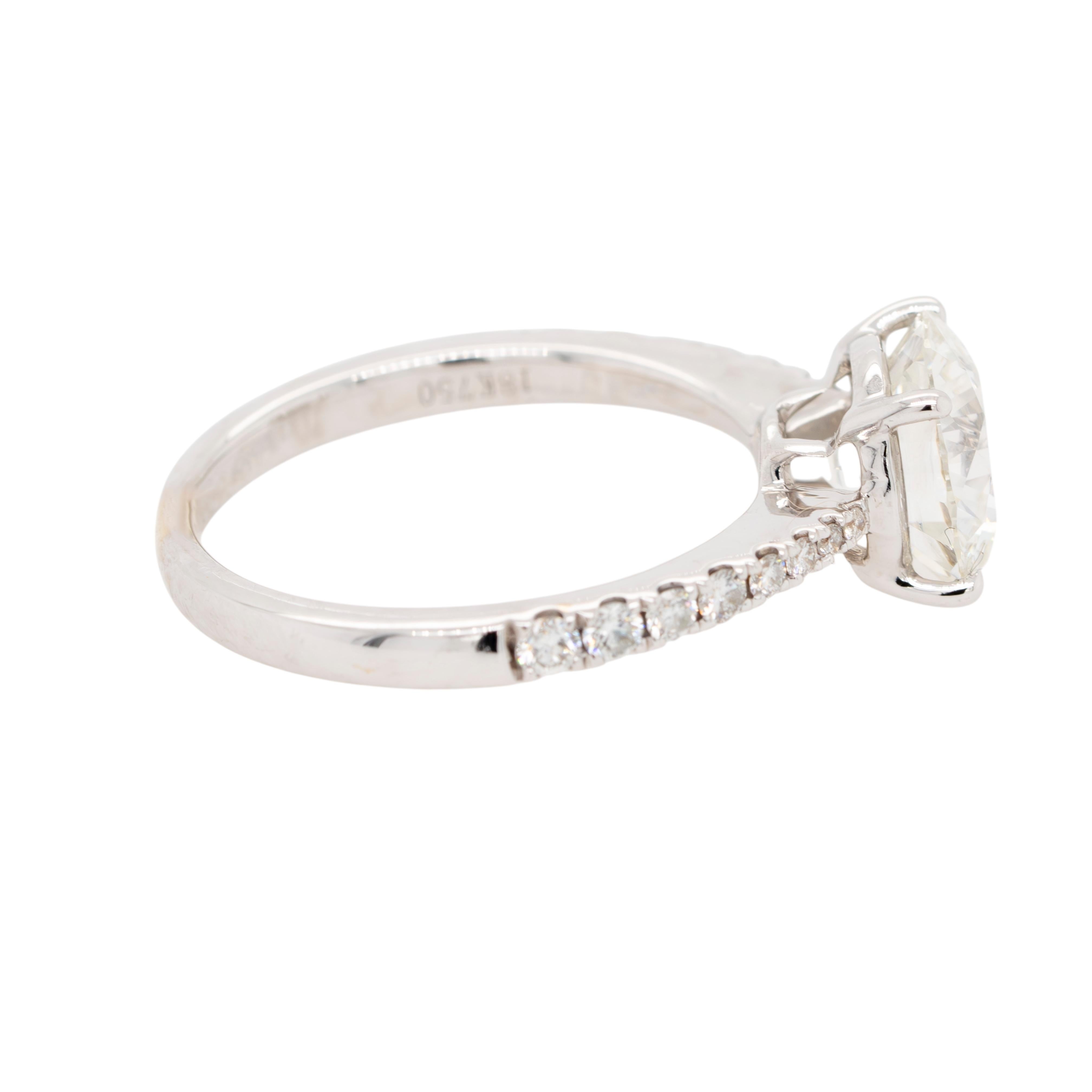 Questo squisito anello solitario in oro bianco 18 carati mette in mostra un diamante naturale mozzafiato dal taglio brillante rotondo, certificato da GIA per la sua eccezionale qualità. Il diamante centrale, del peso di circa 2,25 carati, ha una