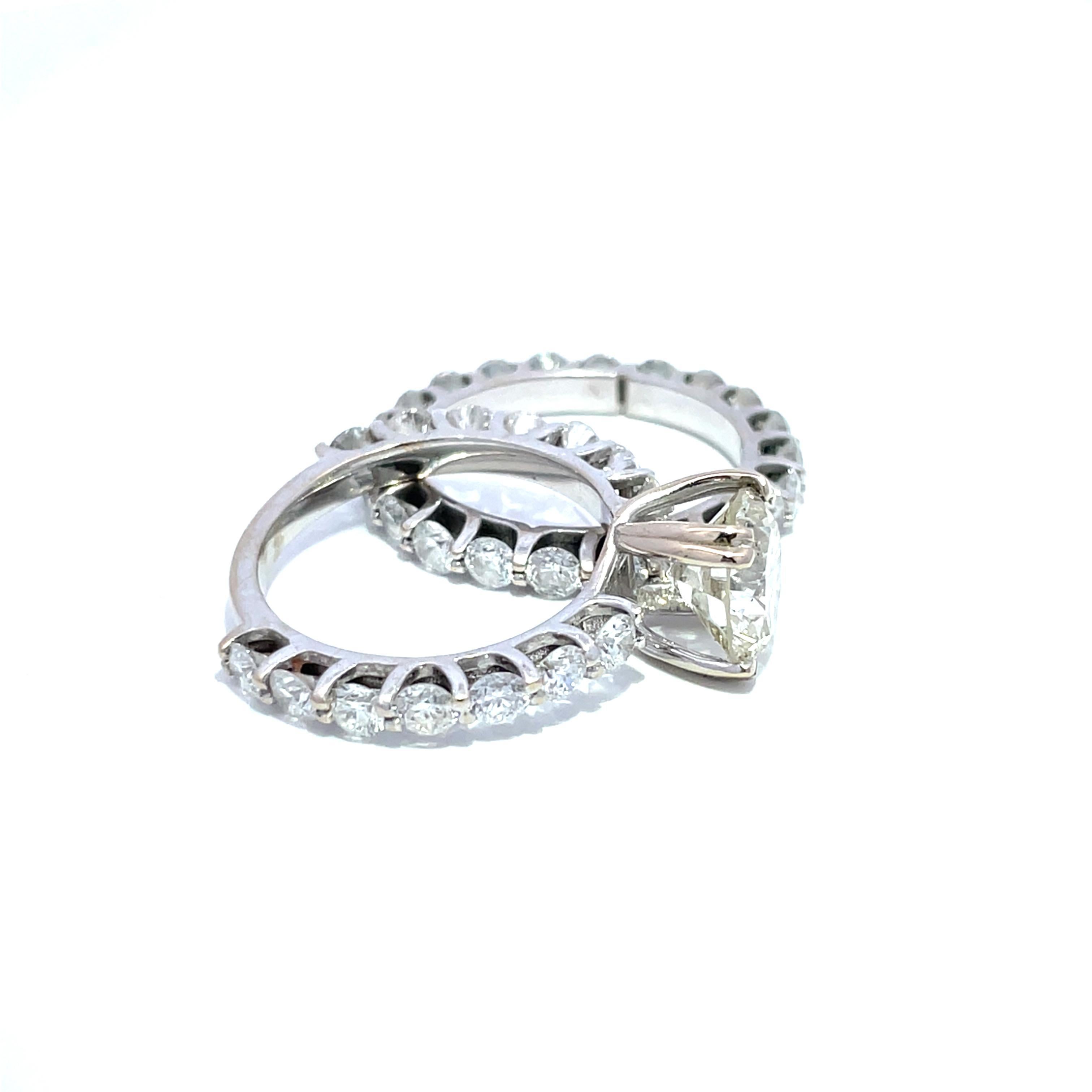 Taille ronde Bagues de mariage en or blanc 18 carats avec diamants naturels certifiés GIA en vente