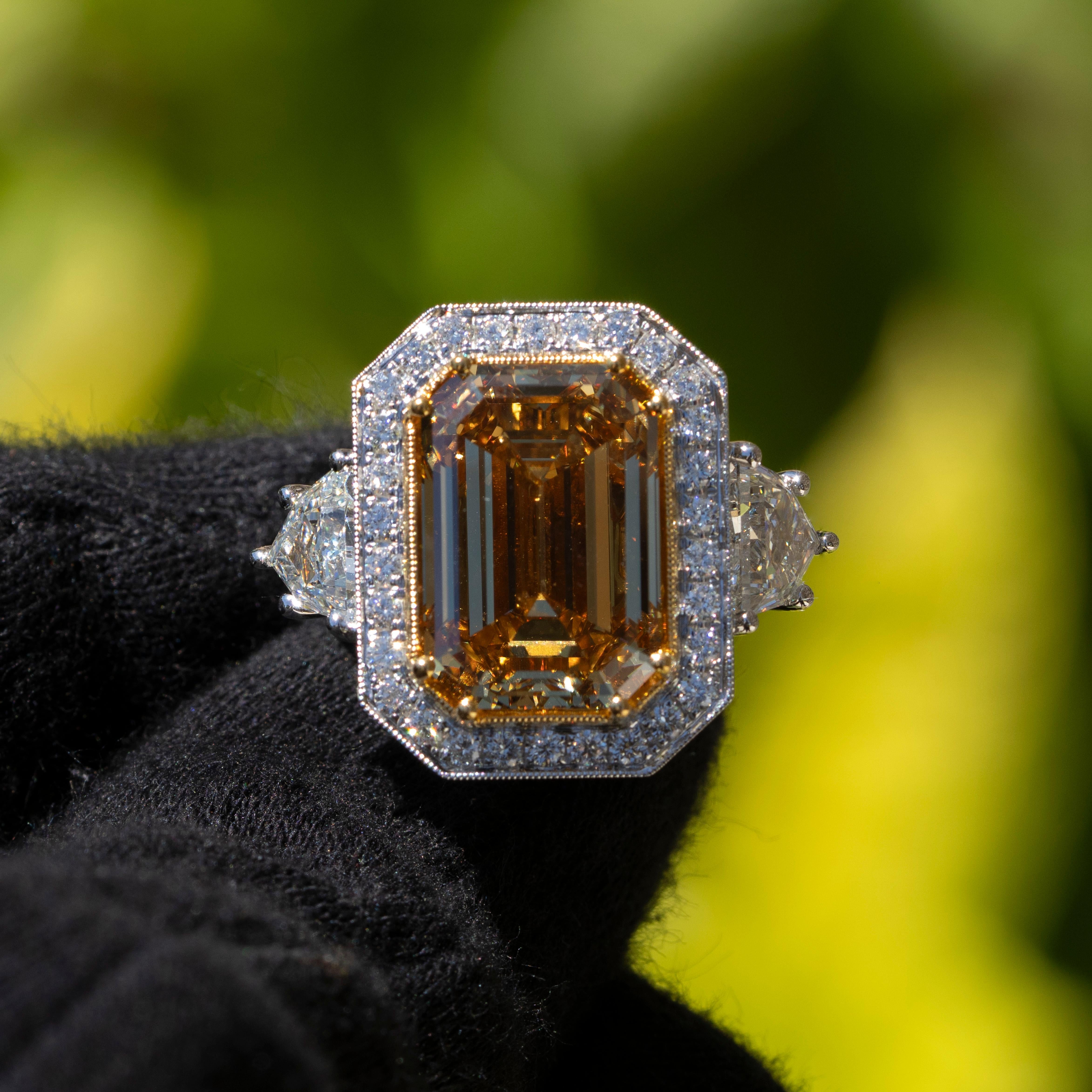 Dieser exquisite Ring aus 18 Karat Weißgold ist mit 14,86 Pfund aus natürlichen Diamanten besetzt, darunter Steine im Brillant-, Epauletten- und Smaragdschliff. Das Herzstück ist ein atemberaubender 12,02 ct großer gelb-brauner Diamant im