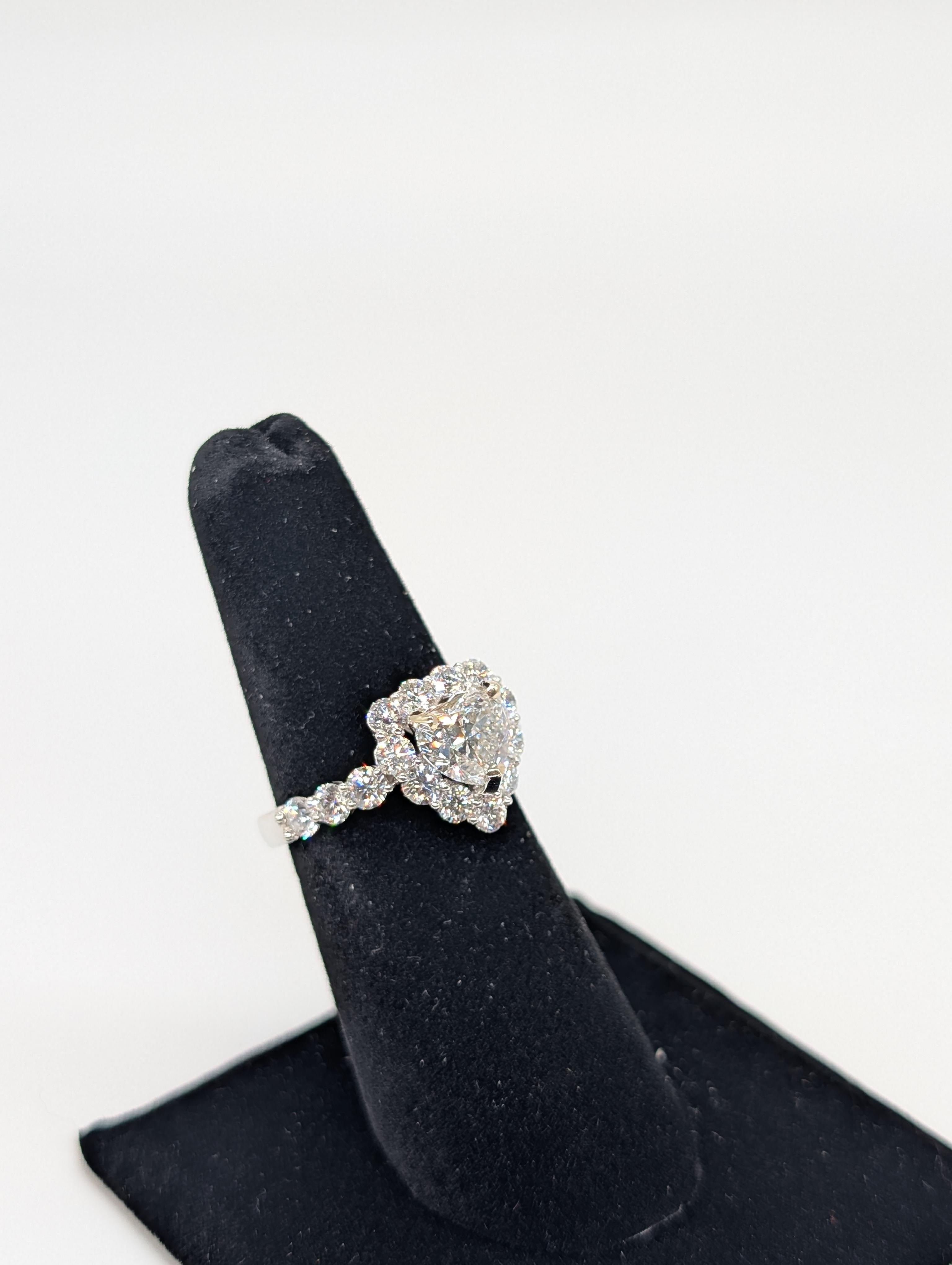 Taille cœur Bague en or blanc 18K GIA diamant taille cœur F-SI1 1.51ct centre avec halo de diamant en vente