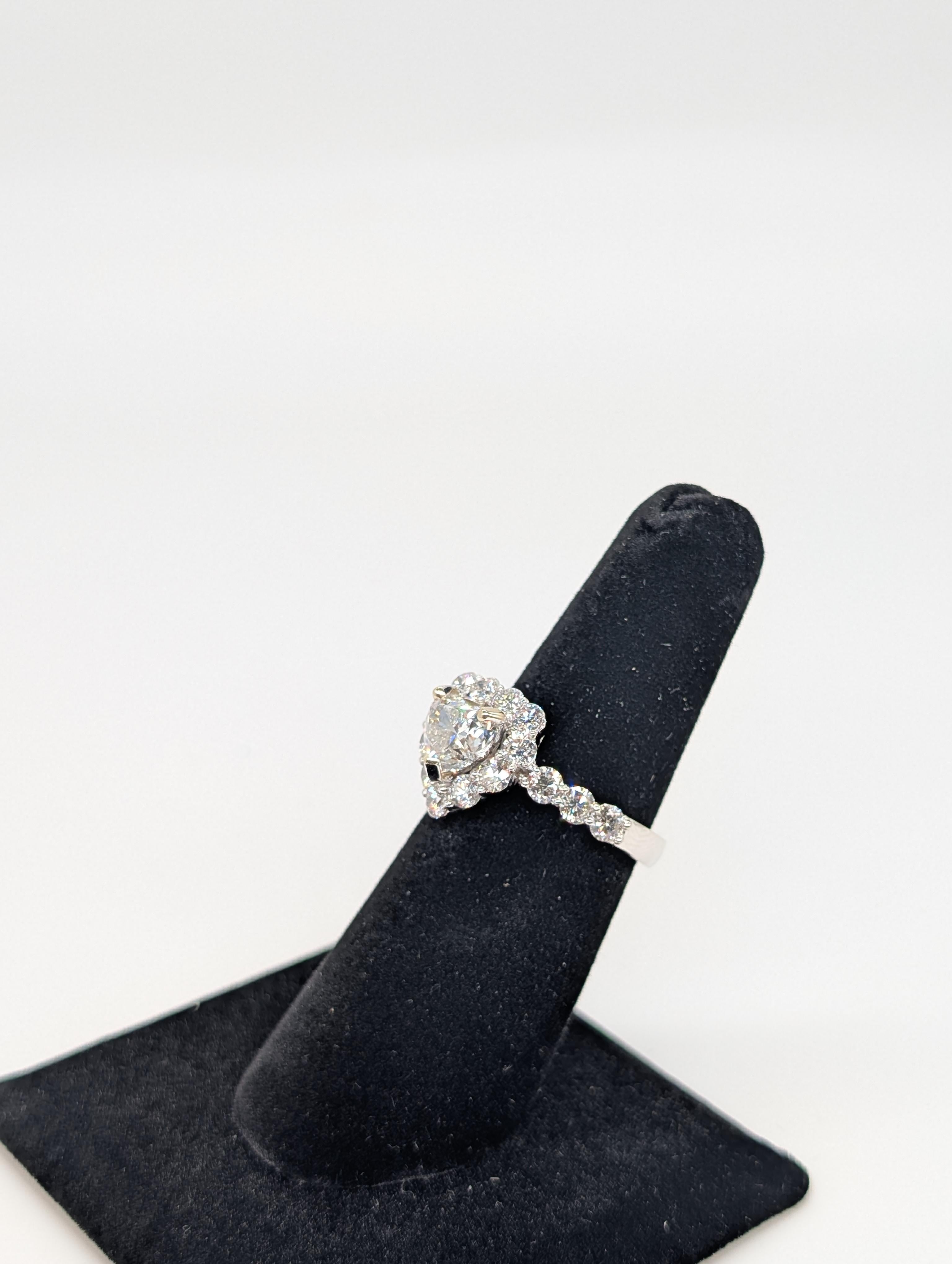 Bague en or blanc 18K GIA diamant taille cœur F-SI1 1.51ct centre avec halo de diamant Neuf - En vente à New York, US