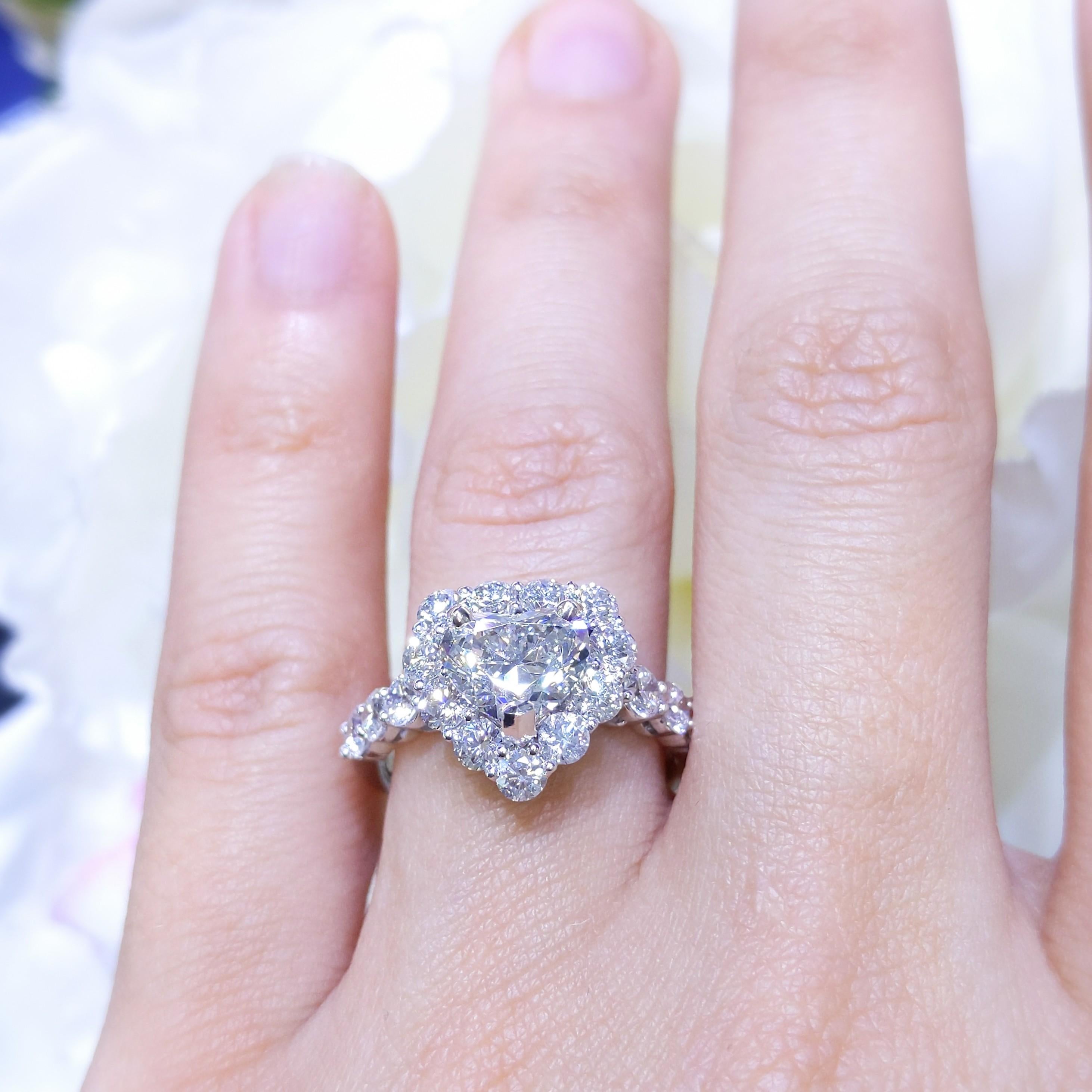 Bague en or blanc 18K GIA diamant taille cœur F-SI1 1.51ct centre avec halo de diamant Pour femmes en vente