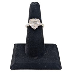 Anello in oro bianco 18 carati GIA con diamante taglio cuore F-SI1 1,51 carati al centro con aureola di diamanti
