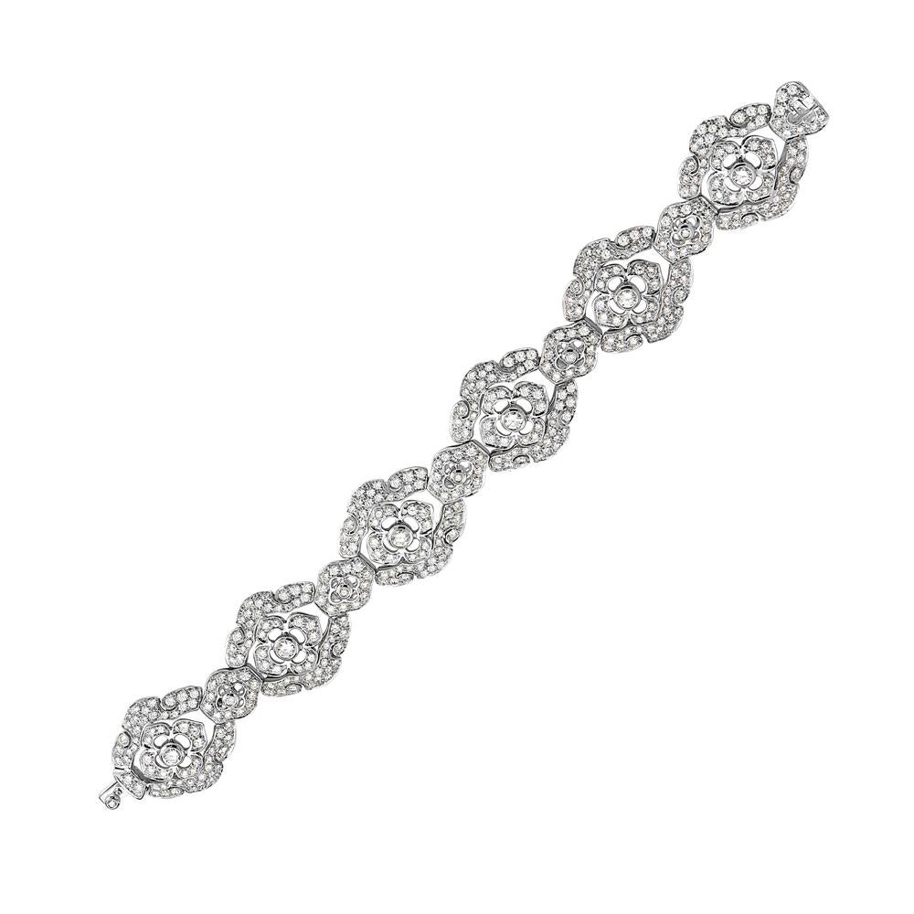 Ce bracelet présente 15,33 carats de diamants G VS sertis en or blanc 18 carats. poids total de 59 grammes. Fermeture par fermoir à pression. 8.longueur de 5 pouces. Fabriquées en Italie. 

Visites disponibles dans notre salle d'exposition à New