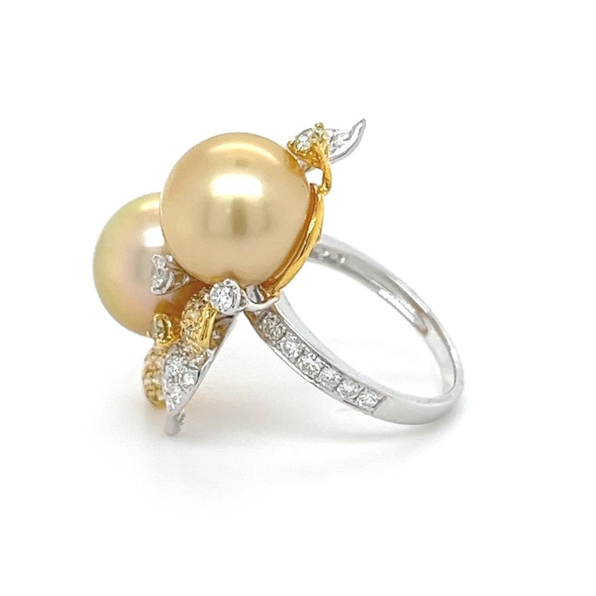Moderno Anello con perla d'oro e diamanti in oro bianco 18 carati in vendita
