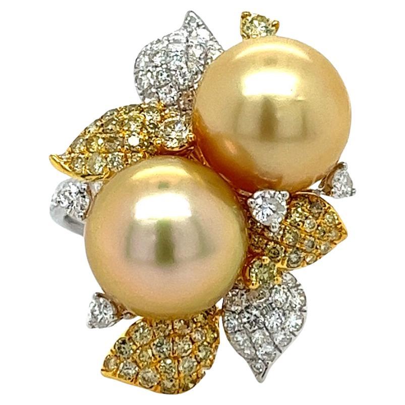 Anello con perla d'oro e diamanti in oro bianco 18 carati

2 Perle d'oro (11 mm)
70 diamanti fantasia - 0,850 carati
61 diamanti - 0,960 carati
Oro bianco 18K - 5,350GM