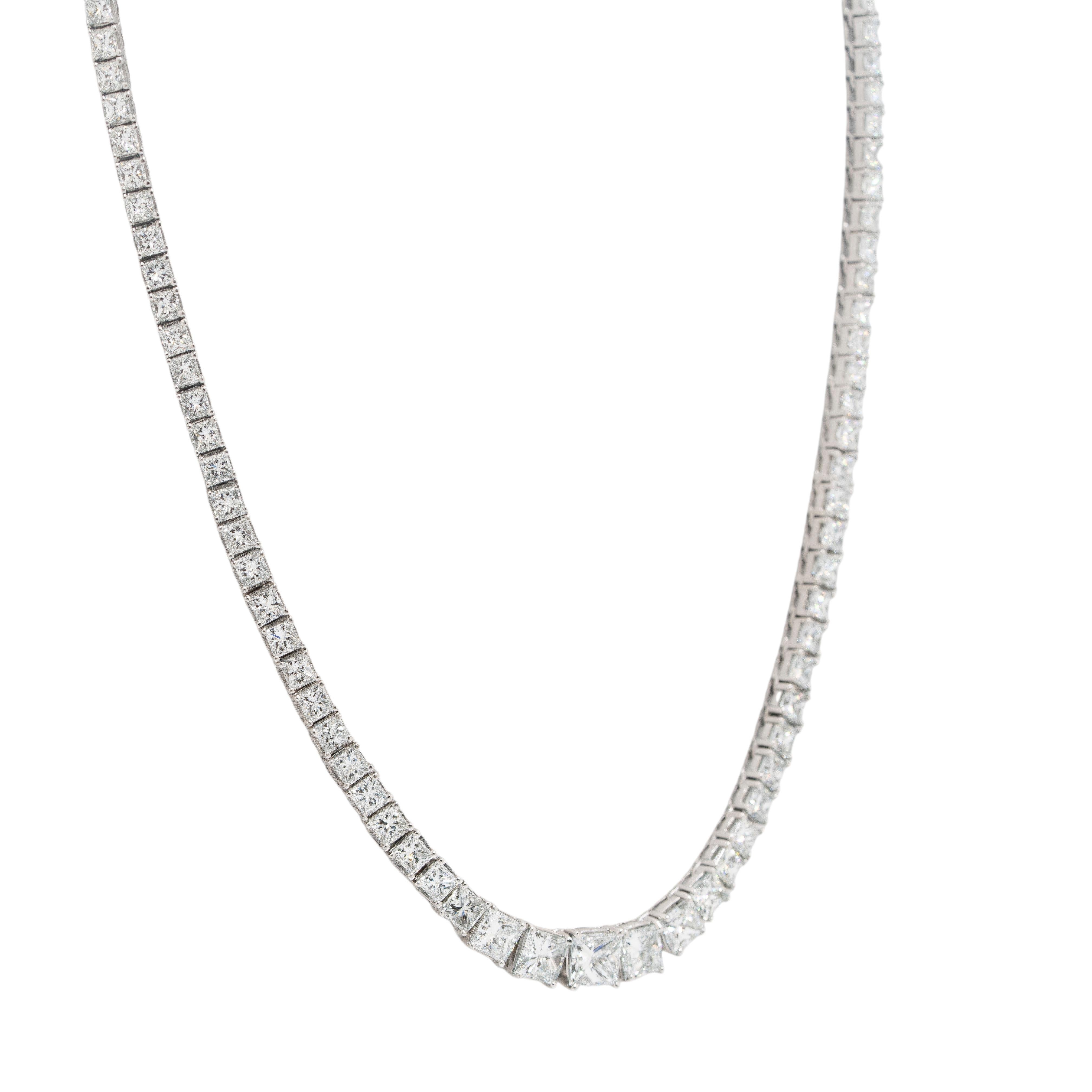 18k White Gold Graduated Diamond Tennis Necklace In New Condition In Boca Raton, FL