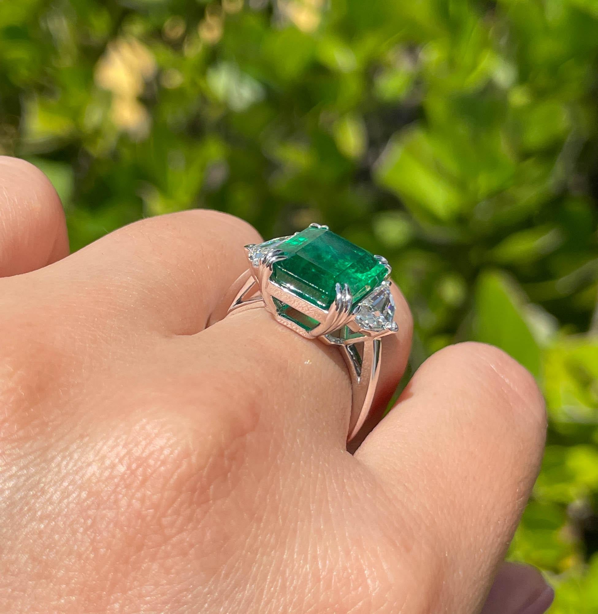 18k White Gold Green Emerald and Diamond Three Stone Engagement Right Hand Ring In Good Condition In Boca Raton, FL