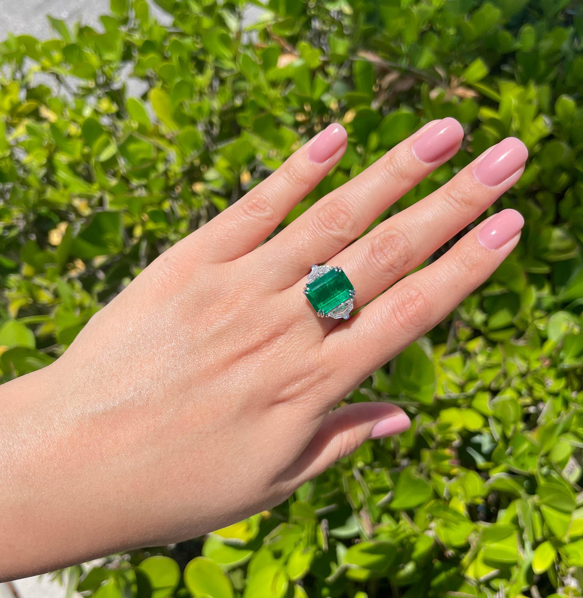 Women's 18k White Gold Green Emerald and Diamond Three Stone Engagement Right Hand Ring
