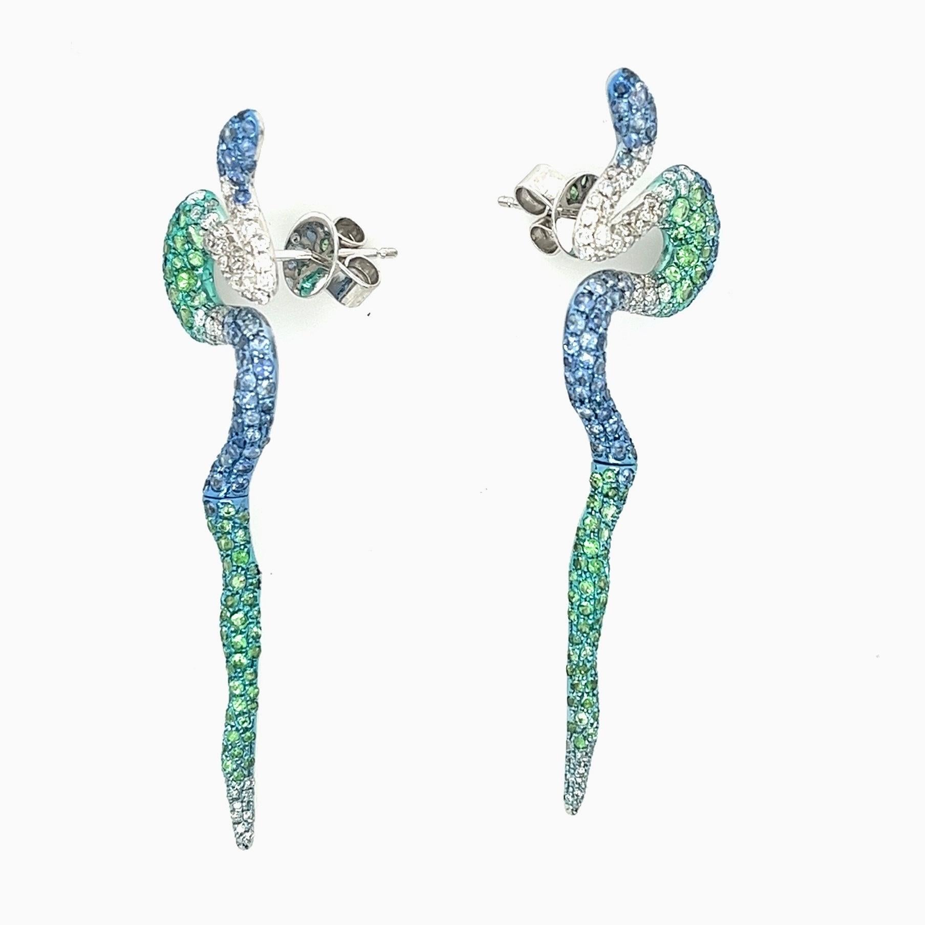 18K White Gold Green Garnet & Sapphire Snake Earrings with Diamonds In New Condition For Sale In Hong Kong, HK