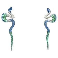 Boucles d'oreilles serpent en or blanc 18 carats, grenat vert, saphir et diamants