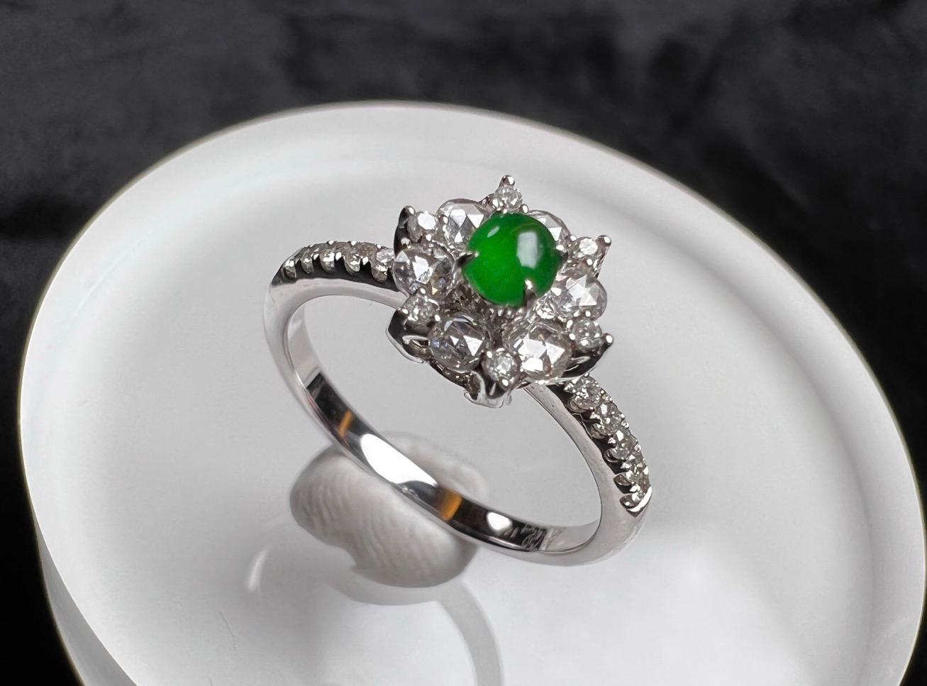 18K White Gold Green Jadeite Diamond Flower Cluster Ring Engagement Ring In New Condition For Sale In London, GB