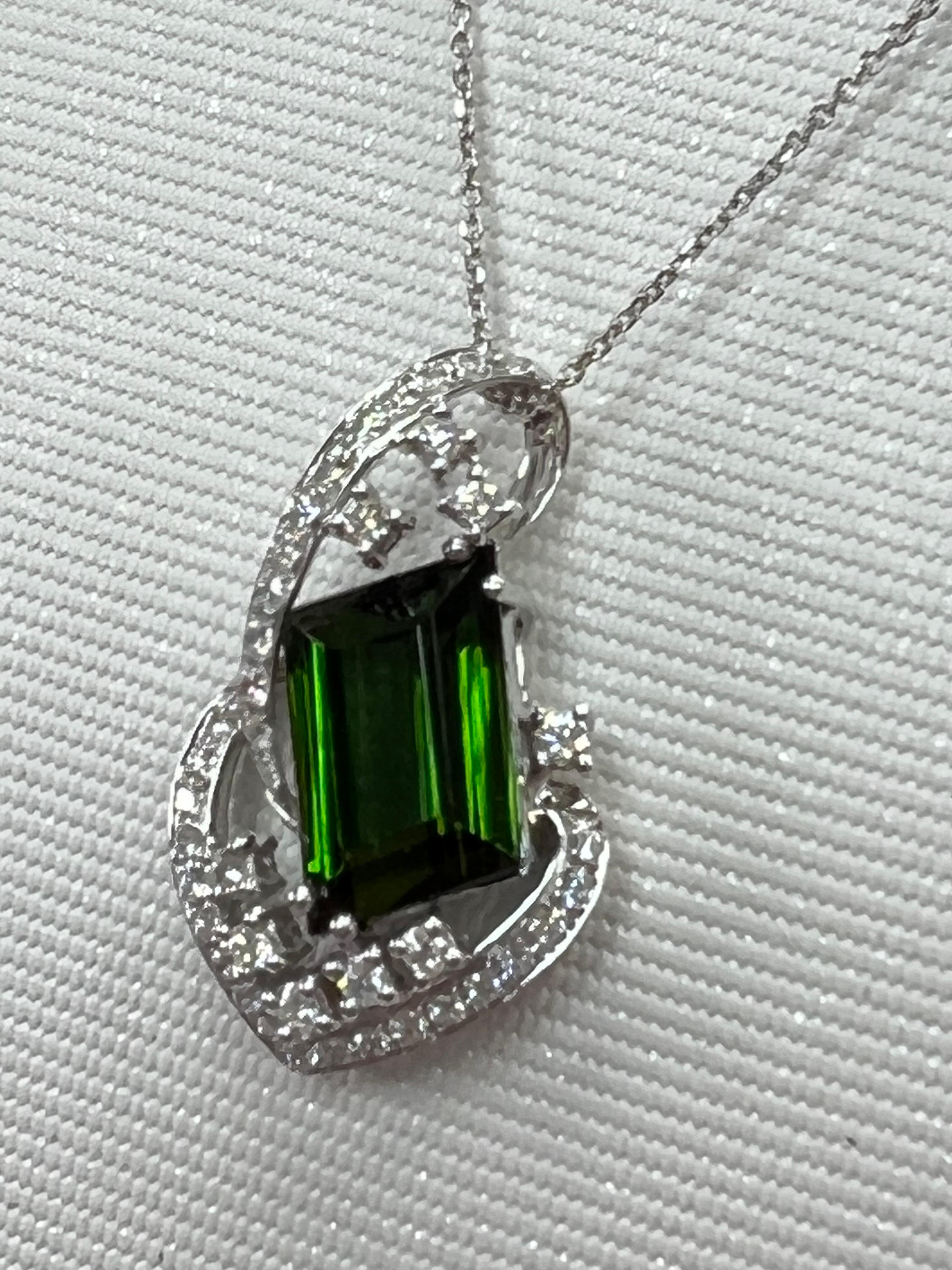 18K White Gold, Green Tourmaline 5.43 Carat and Diamond Pendant In New Condition For Sale In Hong Kong, HK