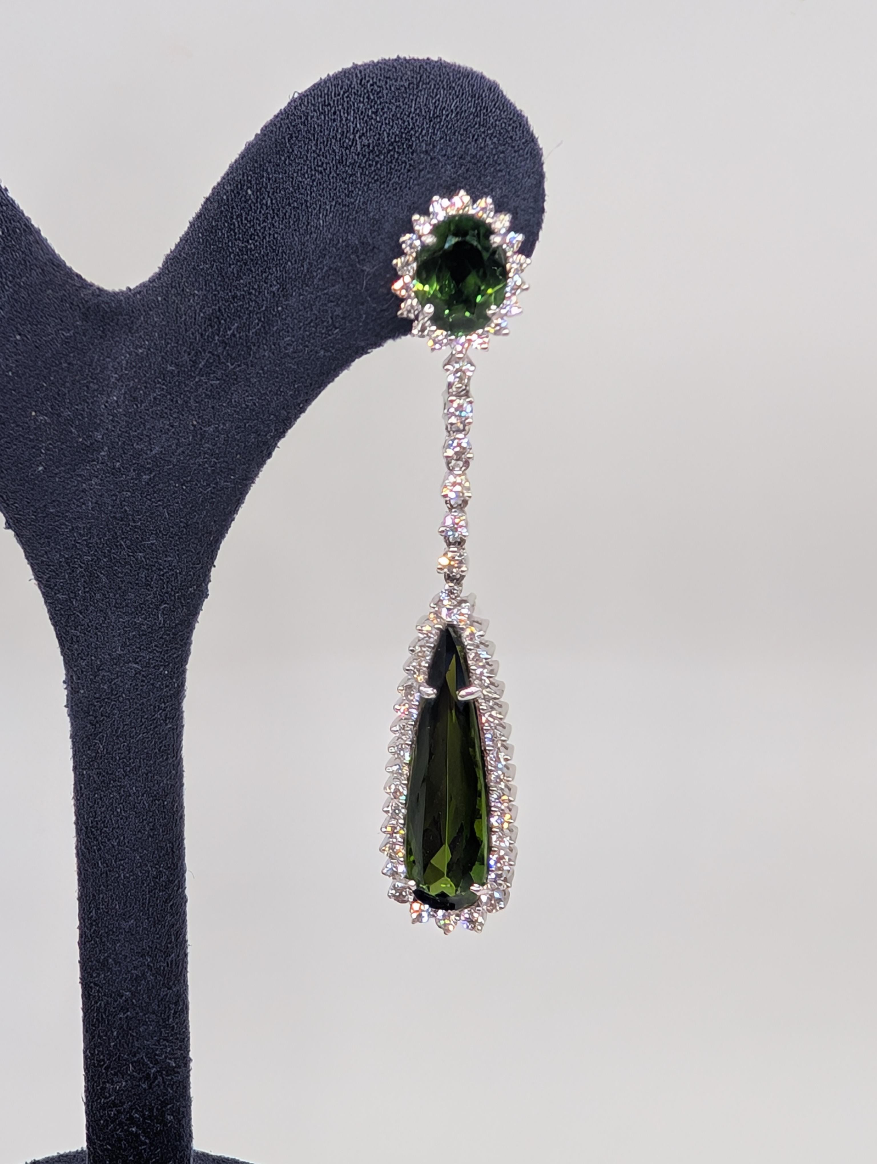 18K White Gold Green Tourmaline and Diamond Drop Earrings In New Condition For Sale In New York, US