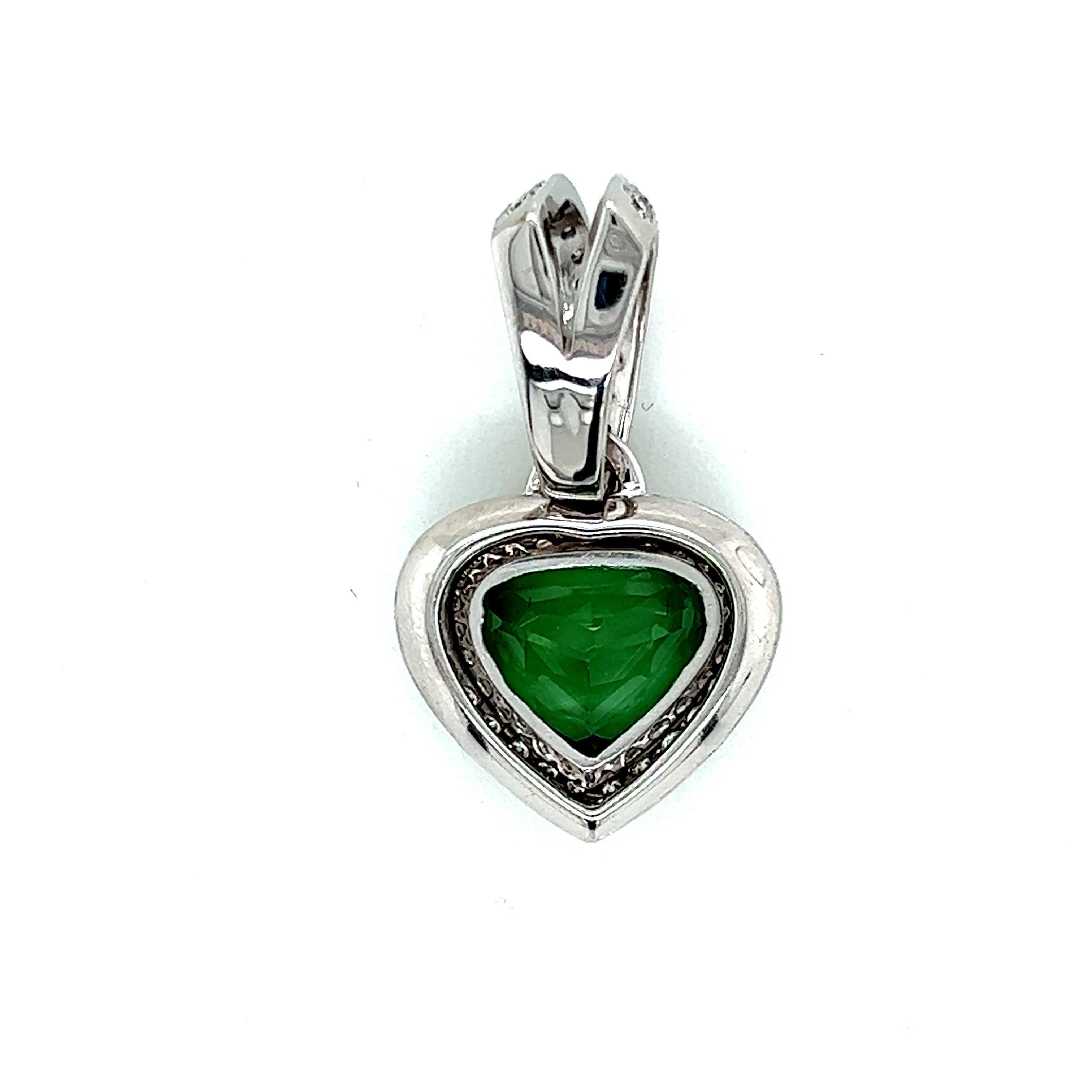 18k White Gold Green Tourmaline and Diamond Heart Pendant In New Condition For Sale In New York, NY