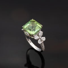 Anello da cocktail in oro bianco 18 carati con tormalina verde e diamanti
