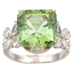 Anello da cocktail in oro bianco 18 carati con tormalina verde e diamanti