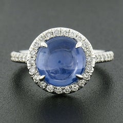 18 Karat Weißgold Gubelin Runder Cabochon Ceylon Saphir & 0,63 Karat Diamant Halo-Ring