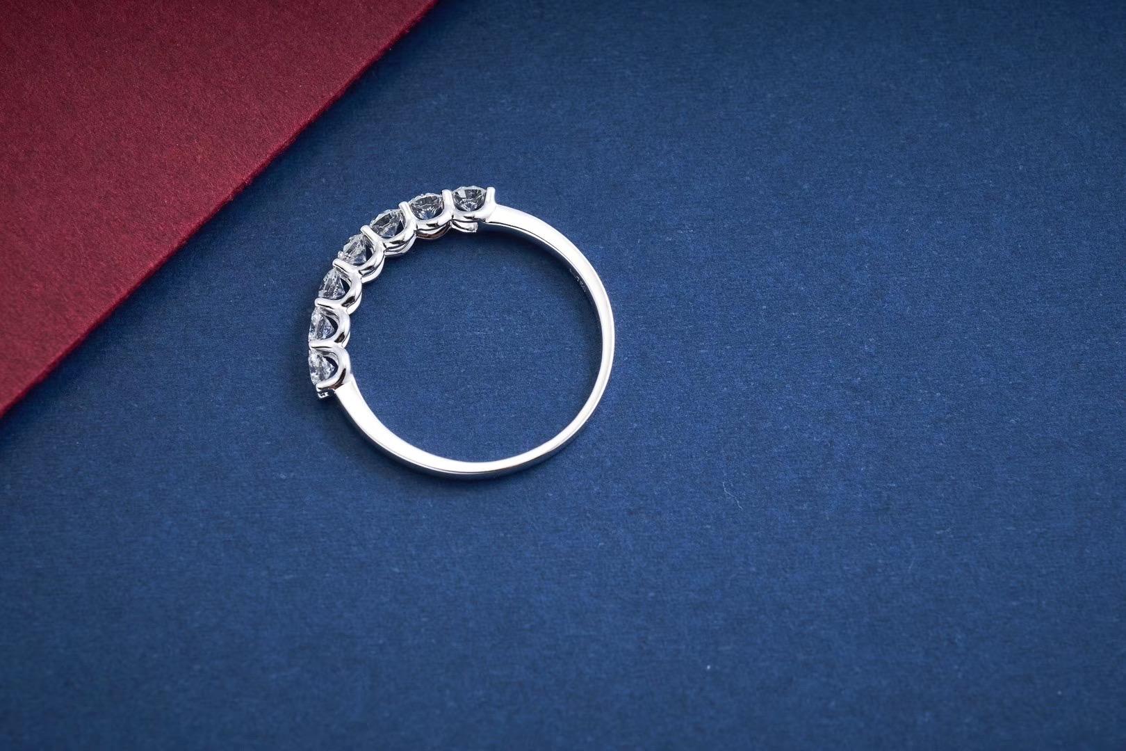 18 Karat Weißgold Halb-Eternity-Ring mit runden Brillanten (auf Bestellung gefertigt) für Damen oder Herren im Angebot