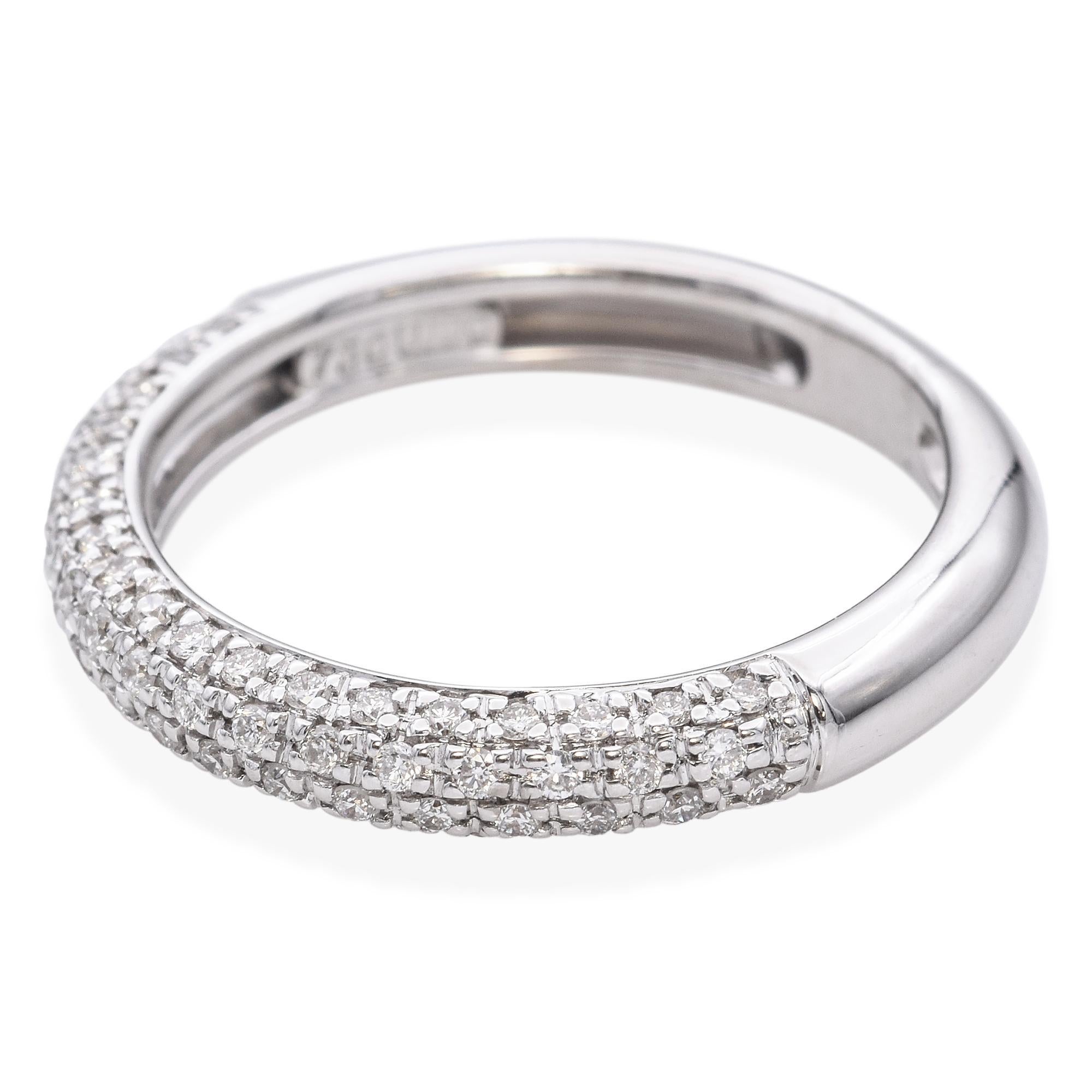 Elegante anello a fascia con diamanti in oro bianco 18 carati. Questo squisito anello a fascia è realizzato in oro bianco 18 carati. La superficie è ornata da una fila continua di diamanti bianchi scintillanti, che creano un effetto scintillante. La