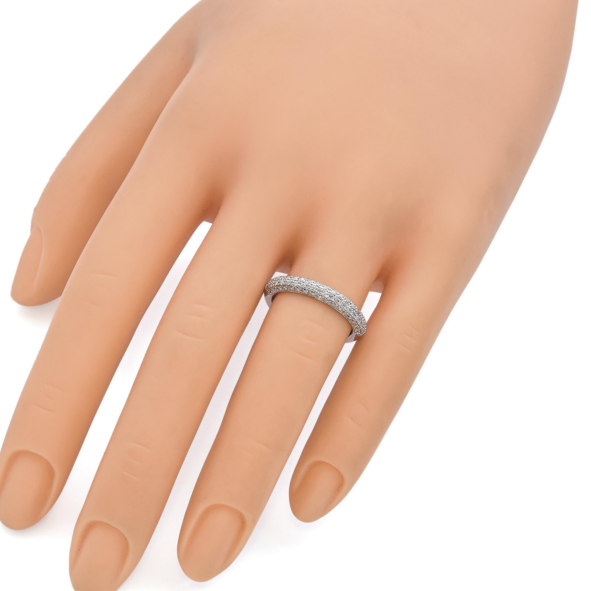 Taglio rotondo Fascia con diamanti a metà pavé in oro bianco 18 carati in vendita