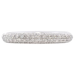 Media banda de diamantes con pavé de oro blanco de 18 quilates