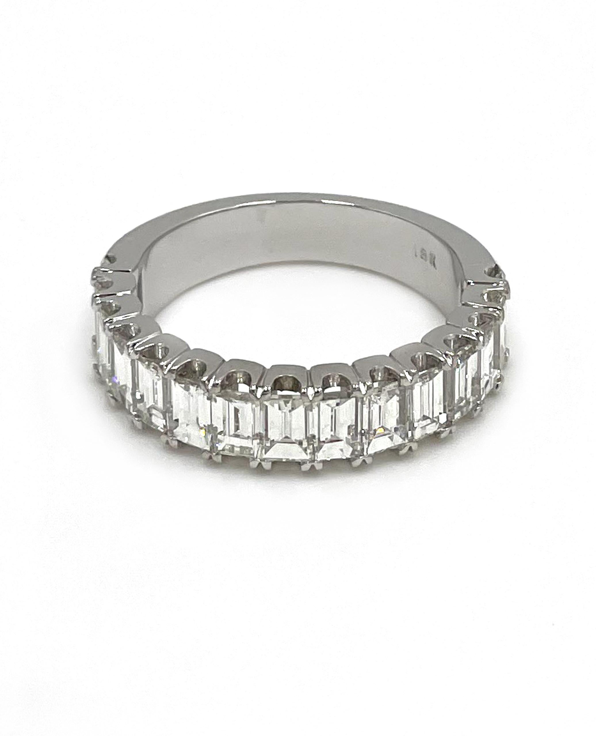 18K Weißgold Ring mit 15 Baguette-Diamanten 2,44 Karat: F/G Farbe, VVS Reinheit.

* Fingergröße: 6.5
* Oberteil misst 5,16 mm breit
* Unten: 3,88 mm breit 
* Jahrestag. Hochzeitsband. Ring der rechten Hand. Diamantring.