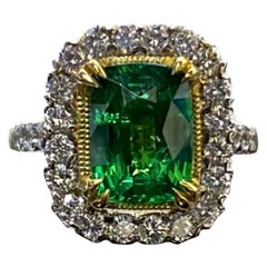 Anello con diamante aureolato in oro bianco 18K certificato GIA con granato tsavorite da 3,13 carati