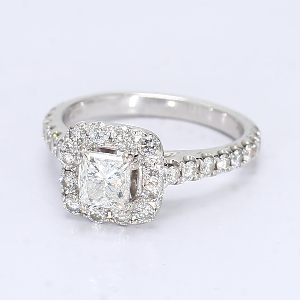 Anillo de compromiso halo de oro blanco de 18 quilates con centro talla princesa de 0,5 ct - Talla 5,25 en Bueno estado para la venta en Scottsdale, AZ
