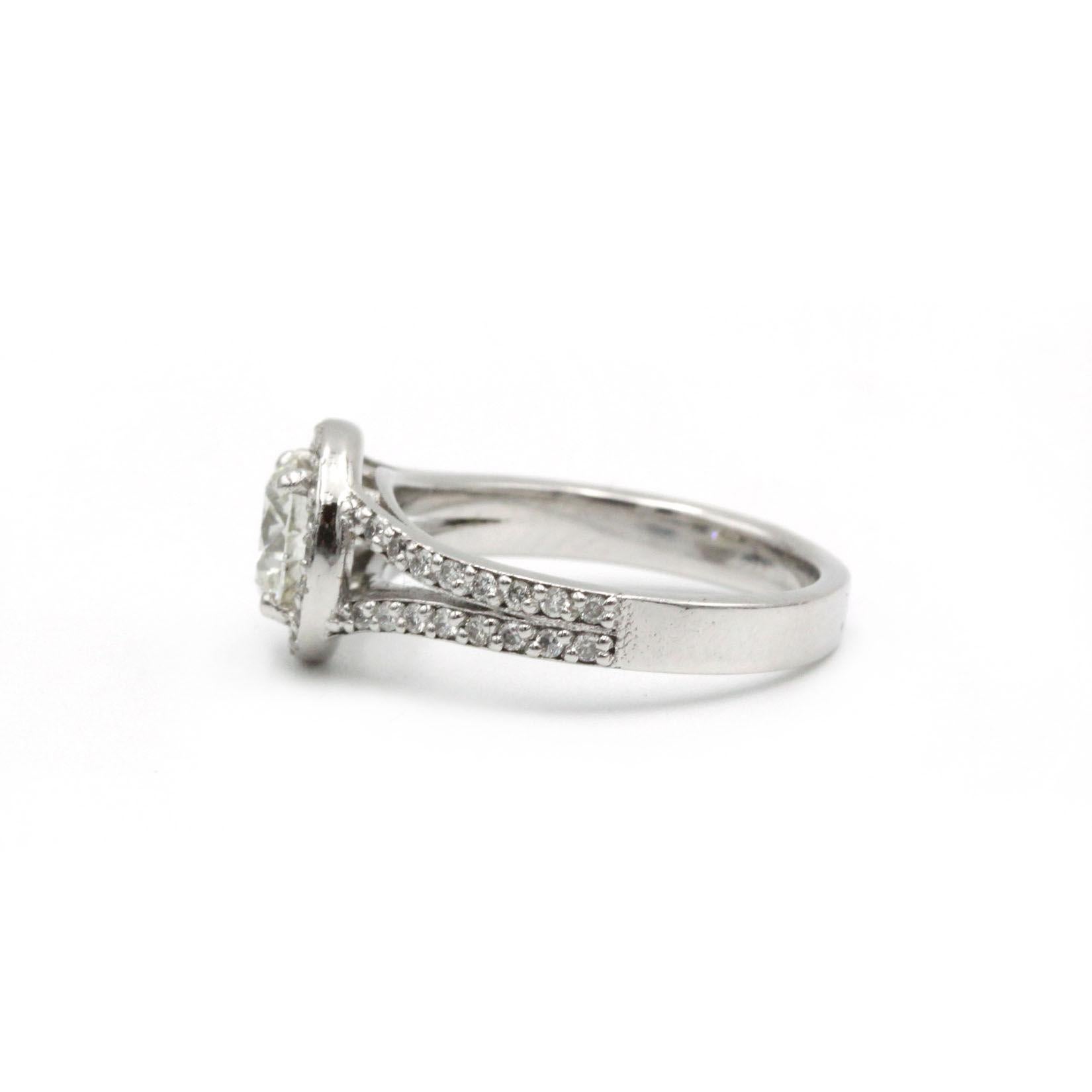 Contemporaneo Anello solitario a forma di aureola in oro bianco 18K con diamante rotondo da 0,99 ct H VS1 in vendita