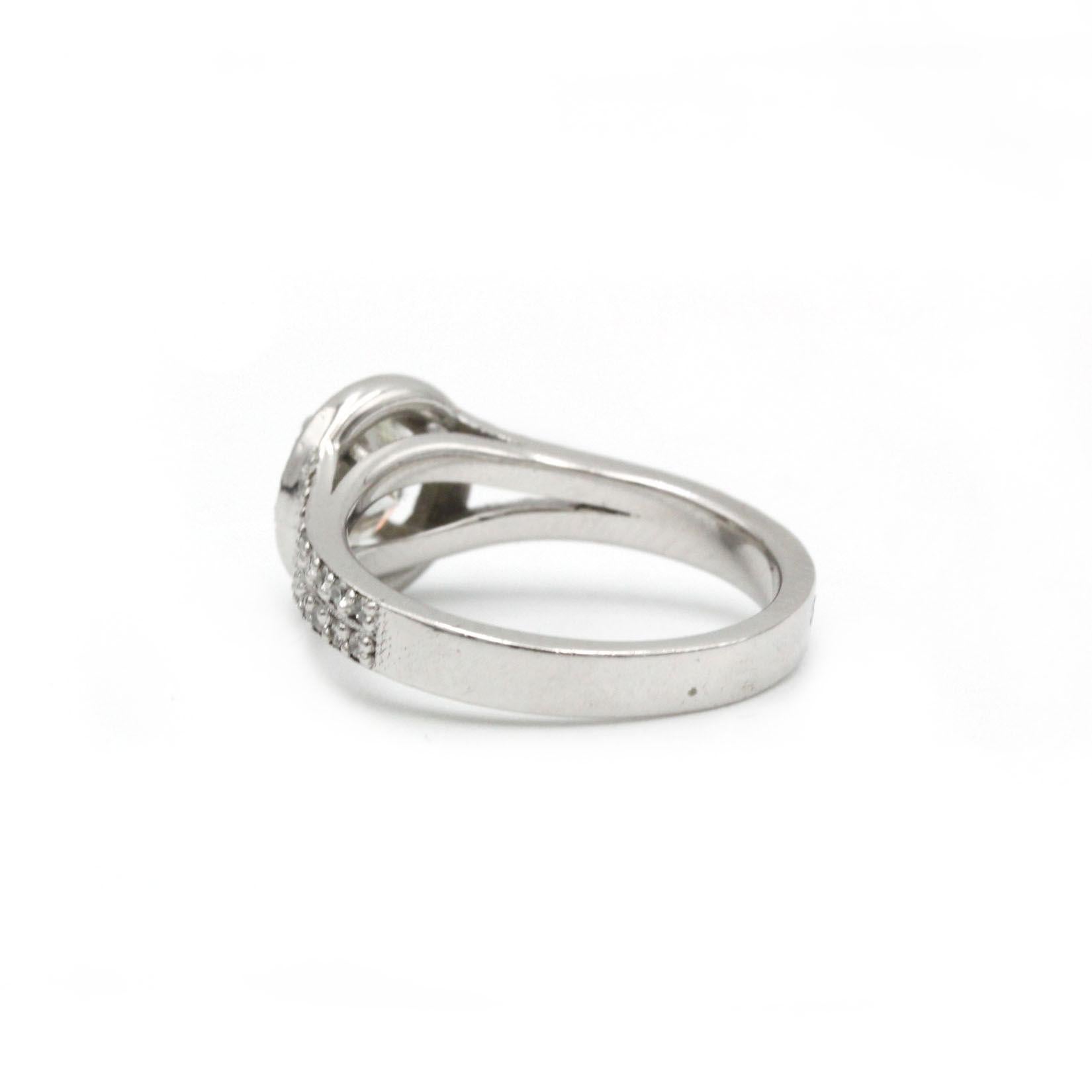 Taglio rotondo Anello solitario a forma di aureola in oro bianco 18K con diamante rotondo da 0,99 ct H VS1 in vendita