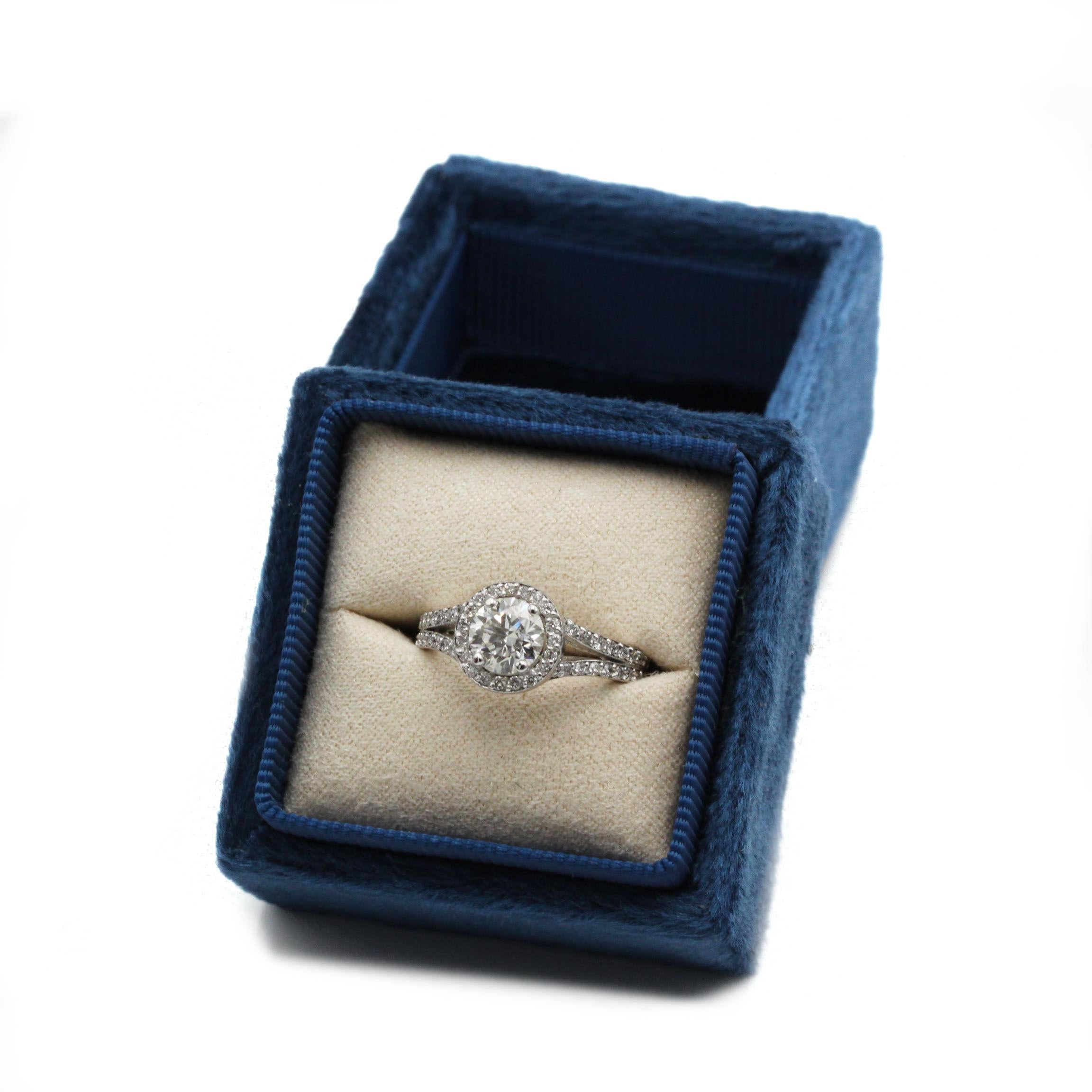 Donna Anello solitario a forma di aureola in oro bianco 18K con diamante rotondo da 0,99 ct H VS1 in vendita
