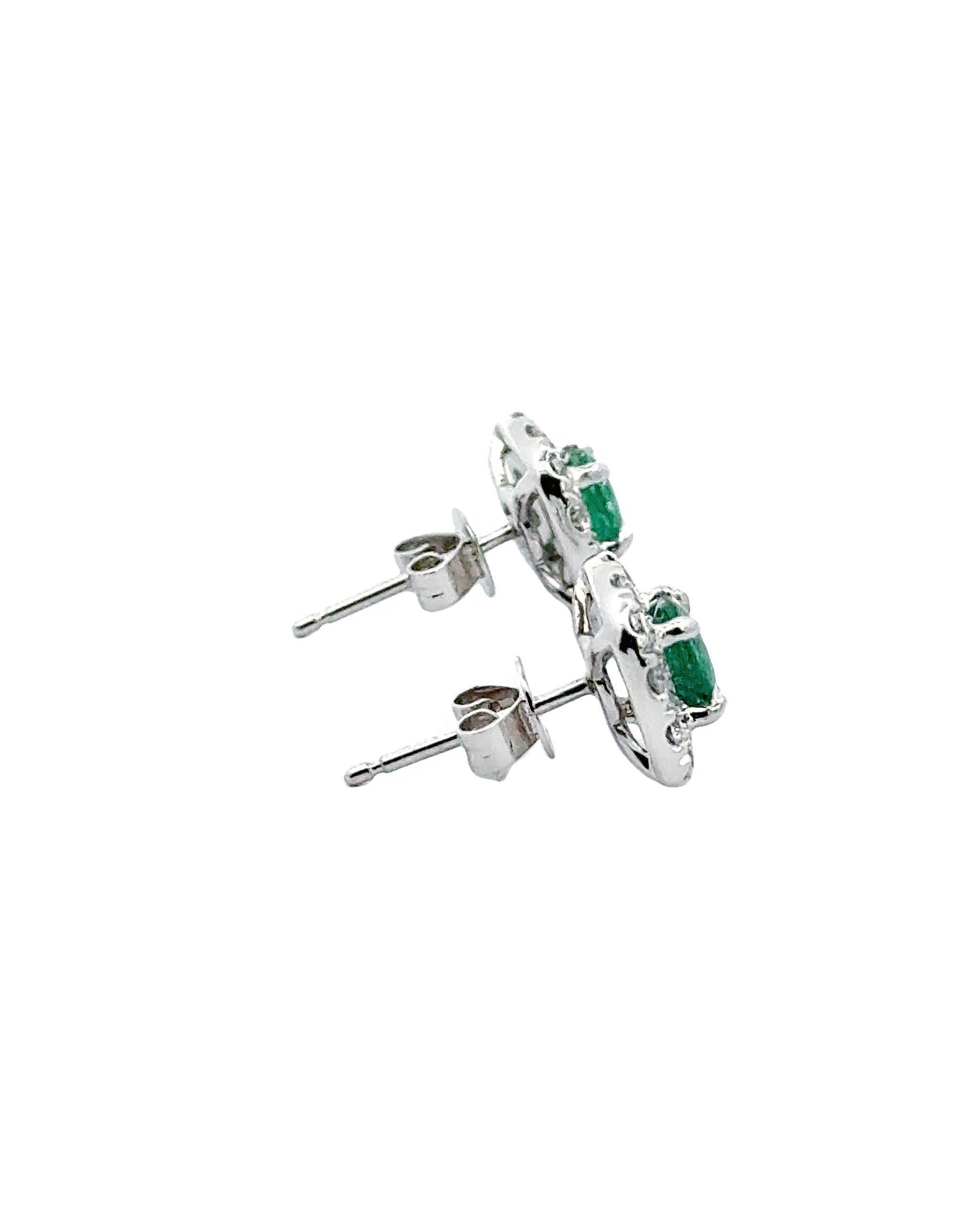 18K White Gold Halo Style Earrings with Emeralds and Diamonds In New Condition For Sale In Old Tappan, NJ