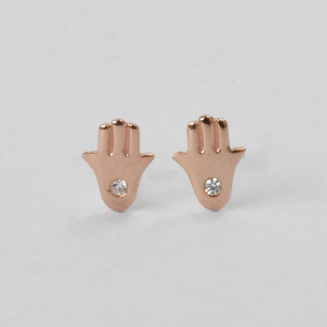 Taglio rotondo Orecchini a perno Hamsa in oro 18k Orecchini a perno Hamsa con diamanti in vendita