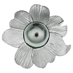 Broche fleur en or blanc 18 carats faite à la main avec perle de Tahiti, par Gloria Bass