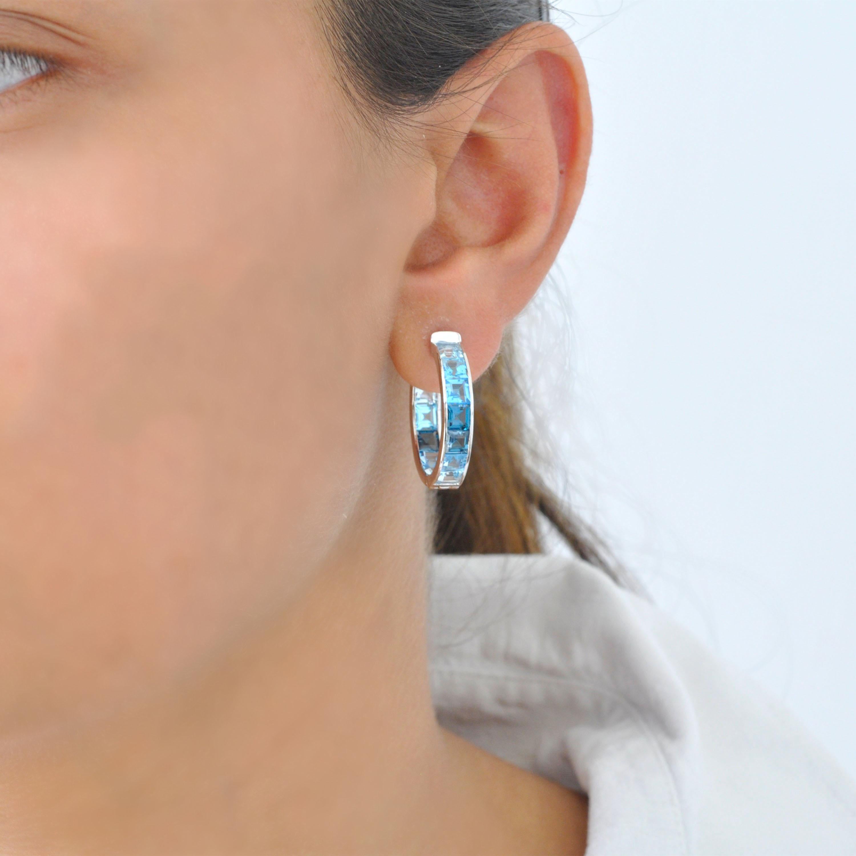 Orecchini a cerchio in oro bianco 18 carati realizzati a mano con gemme quadrate di Topazio Blu incastonate a canale in vendita 8